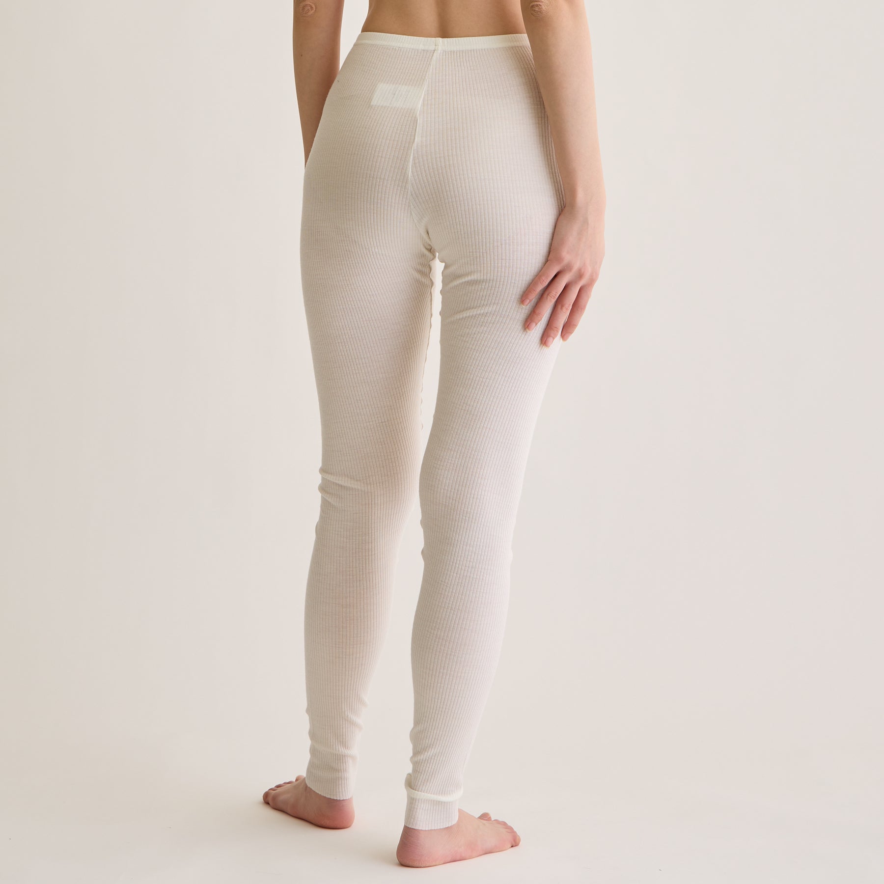 メリノウール100%リブ レギンス, ホワイトのモデル着用画像(後)