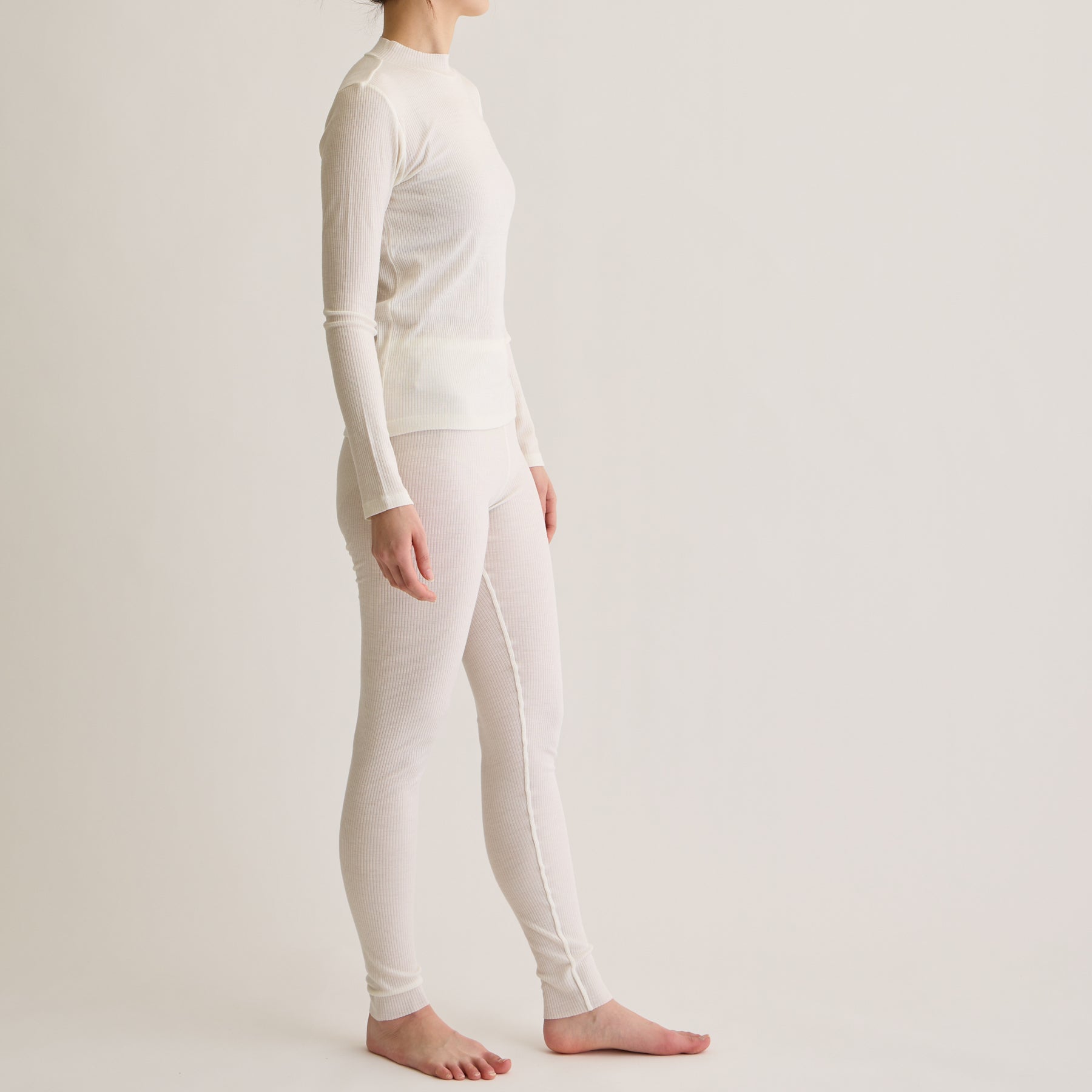 メリノウール100%リブ レギンスとモックネックトップ, ホワイトのモデル着用画像(横)