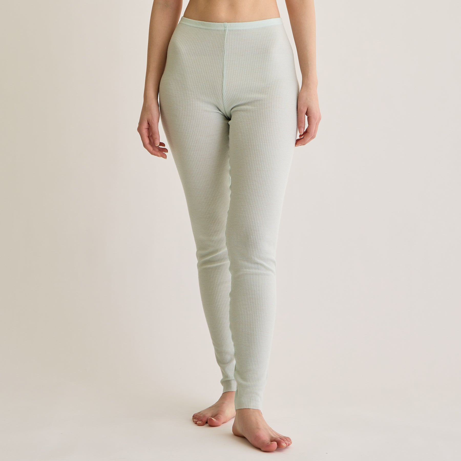 メリノウール100%リブ レギンス, ペールミントのモデル着用画像(前)