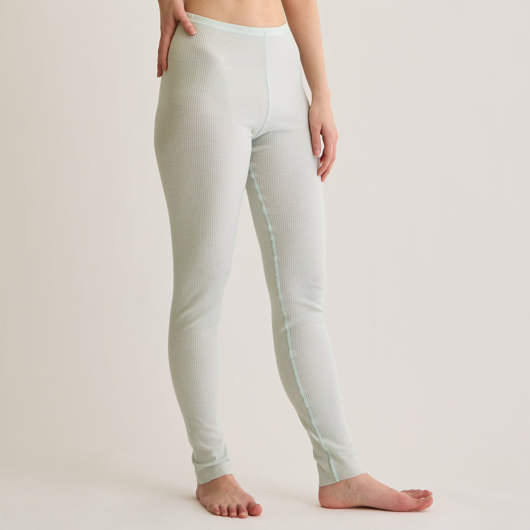 メリノウール100%リブ レギンス, ペールミントのモデル着用画像(斜め前)
