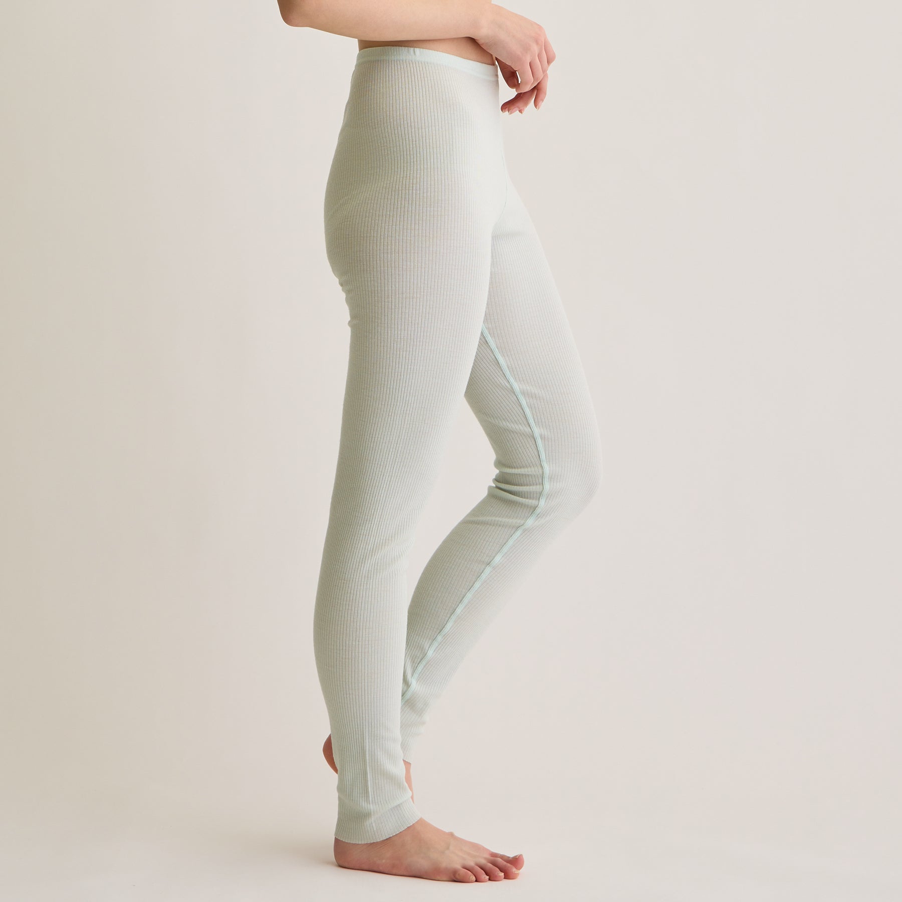 メリノウール100%リブ レギンス, ペールミントのモデル着用画像(横)