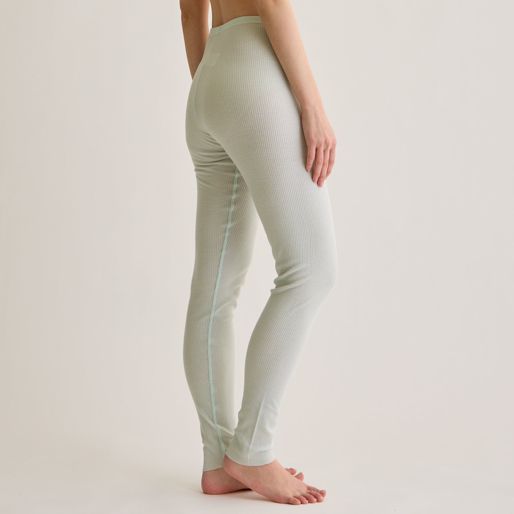 メリノウール100%リブ レギンス, ペールミントのモデル着用画像(横)