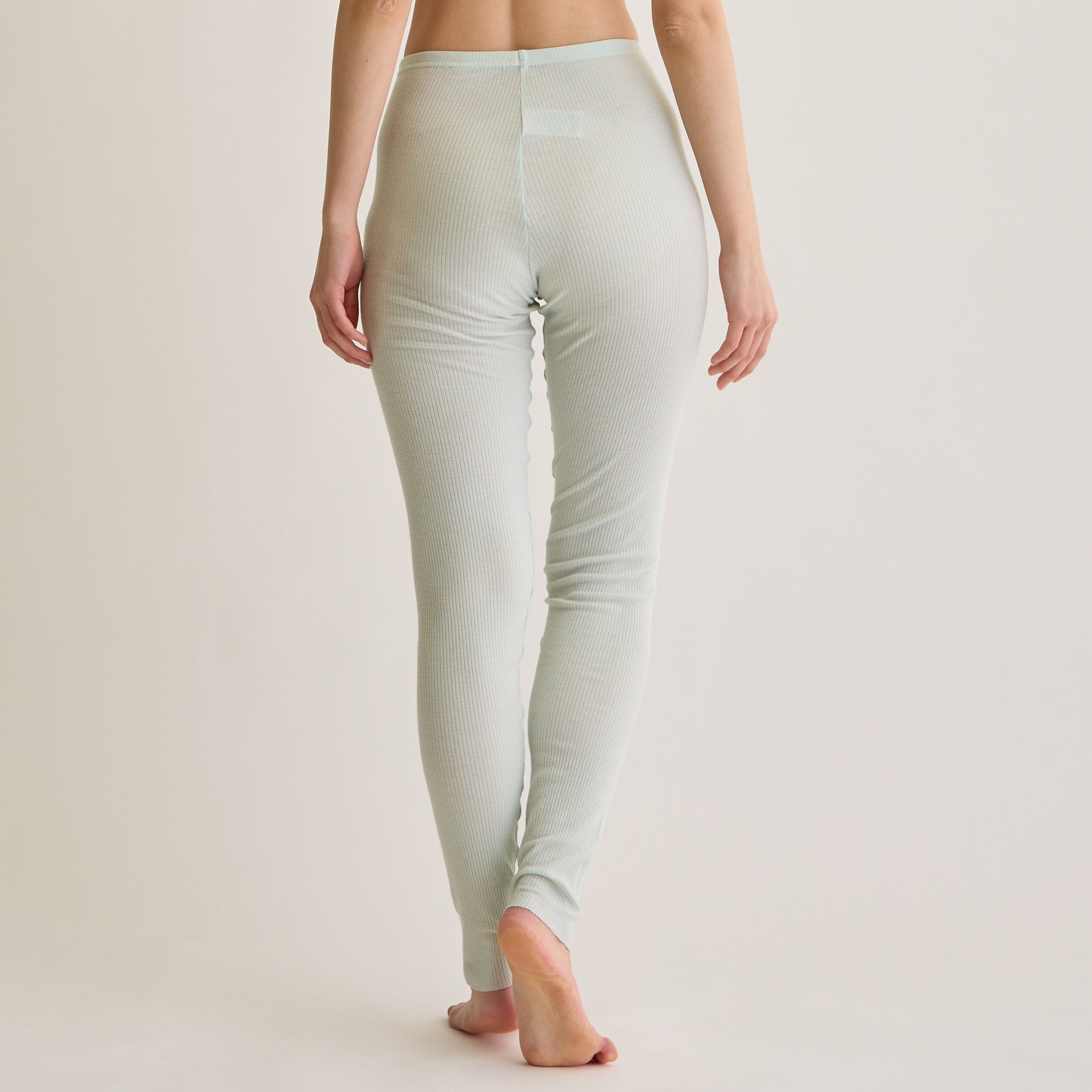 メリノウール100%リブ レギンス, ペールミントのモデル着用画像(後)