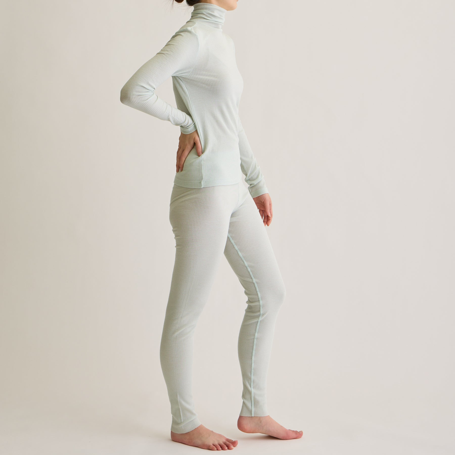メリノウール100%リブ レギンスとタートルネックトップ, ペールミントのモデル着用画像(前)