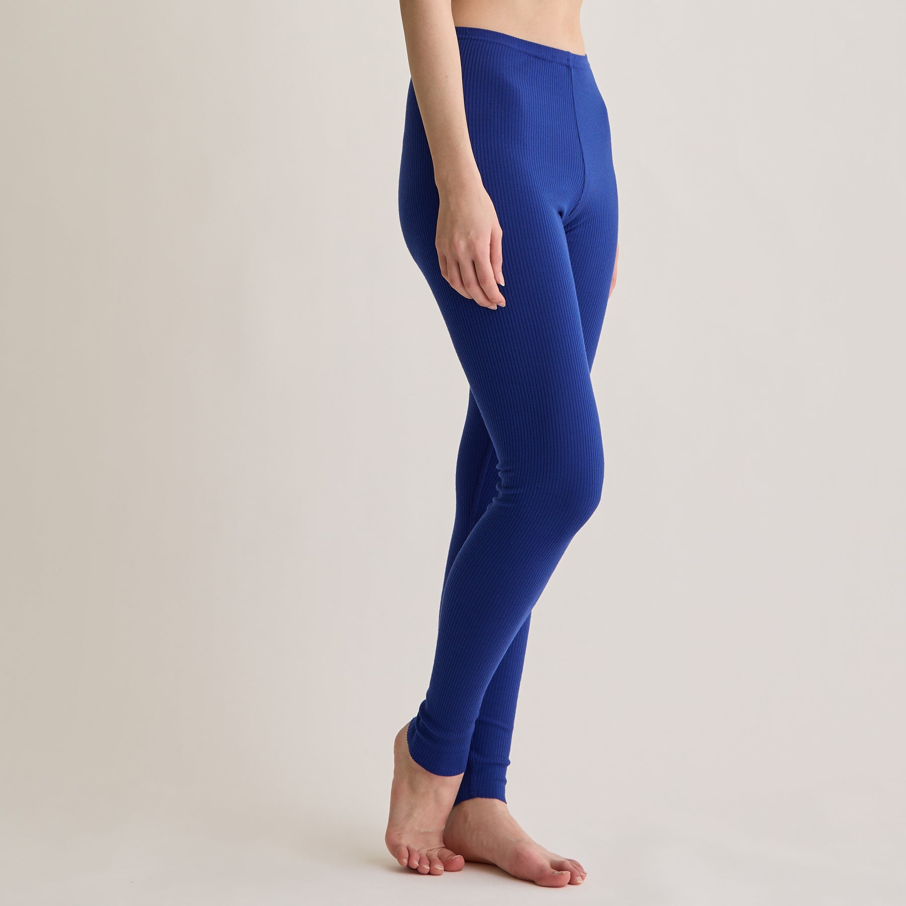 メリノウール100%リブ レギンス, ロイヤルブルーのモデル着用画像(斜め前)