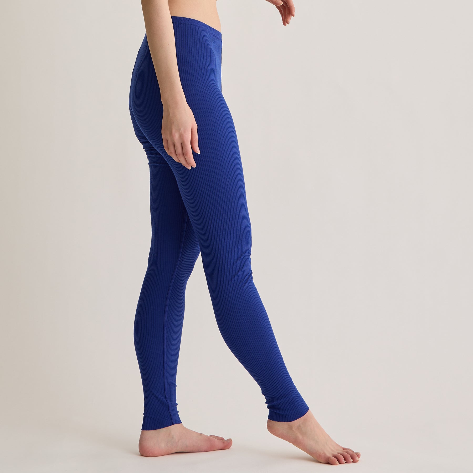メリノウール100%リブ レギンス, ロイヤルブルーのモデル着用画像(横)