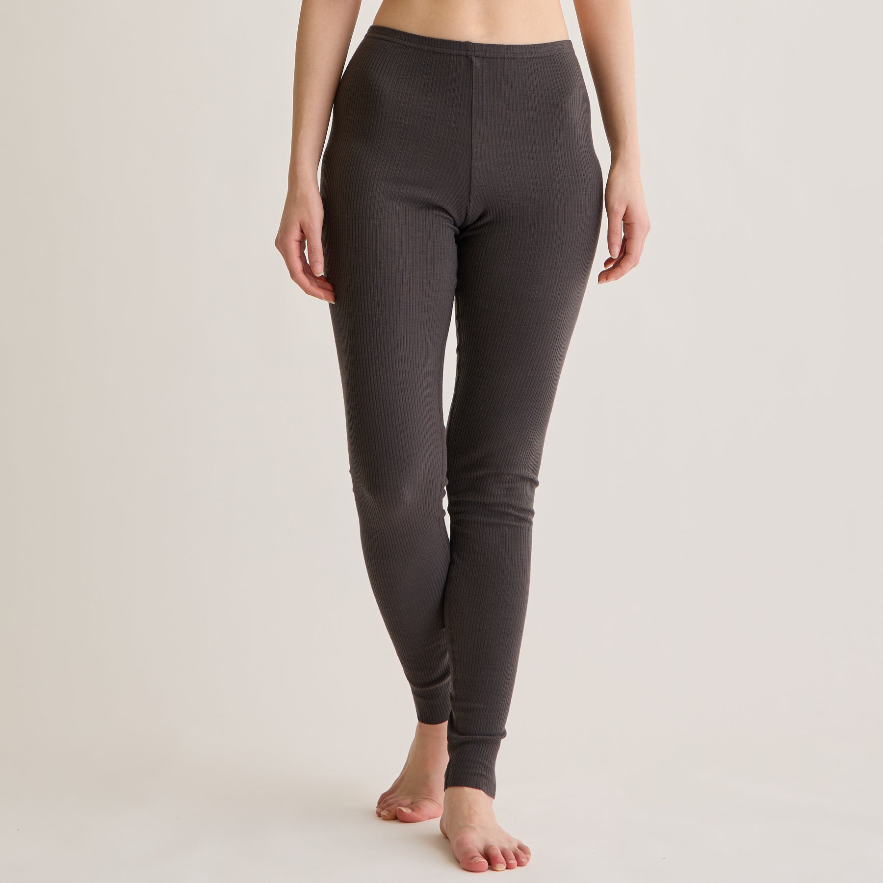 メリノウール100%リブ レギンス, チャコールブラウンのモデル着用画像(前)