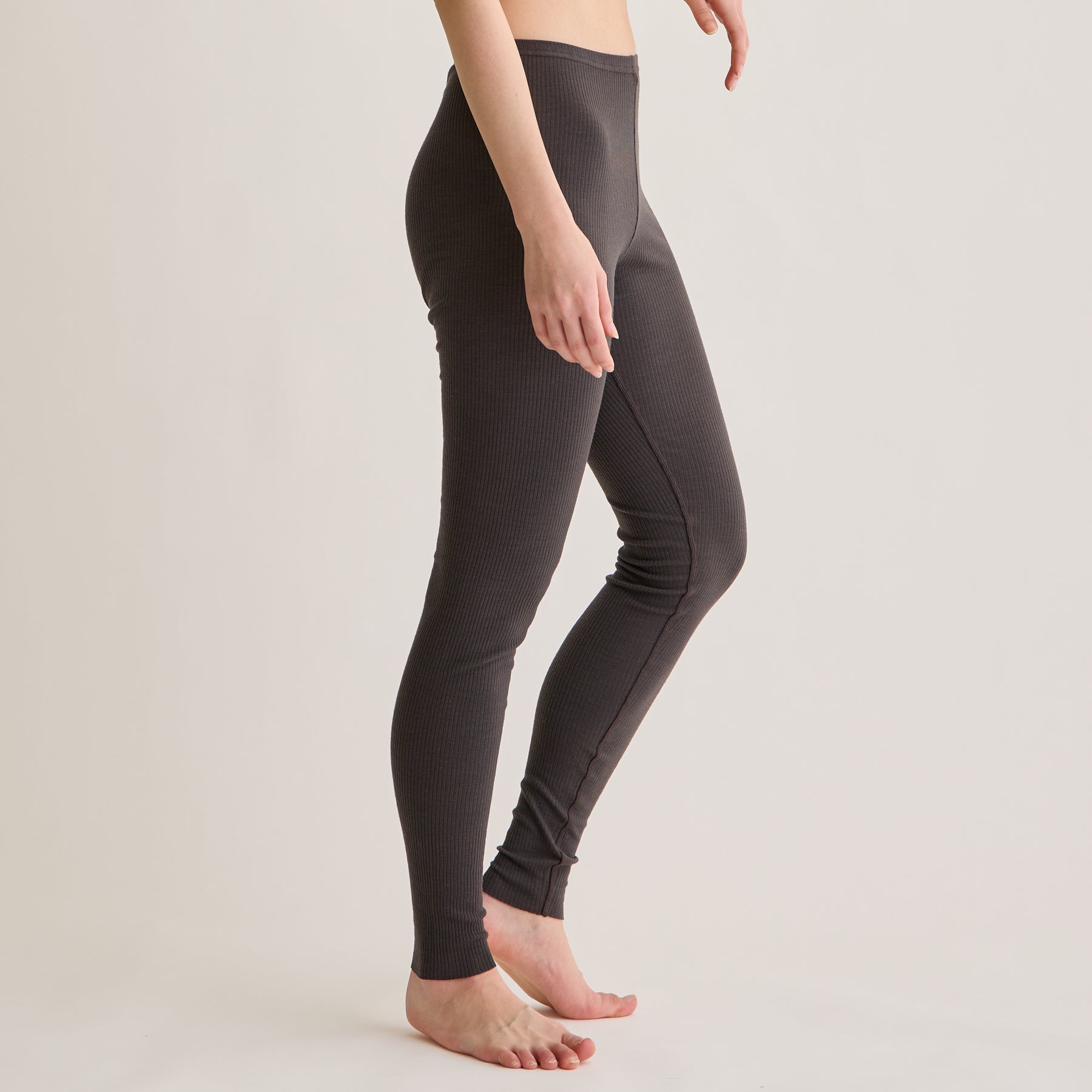 メリノウール100%リブ レギンス, チャコールブラウンのモデル着用画像(斜め前)
