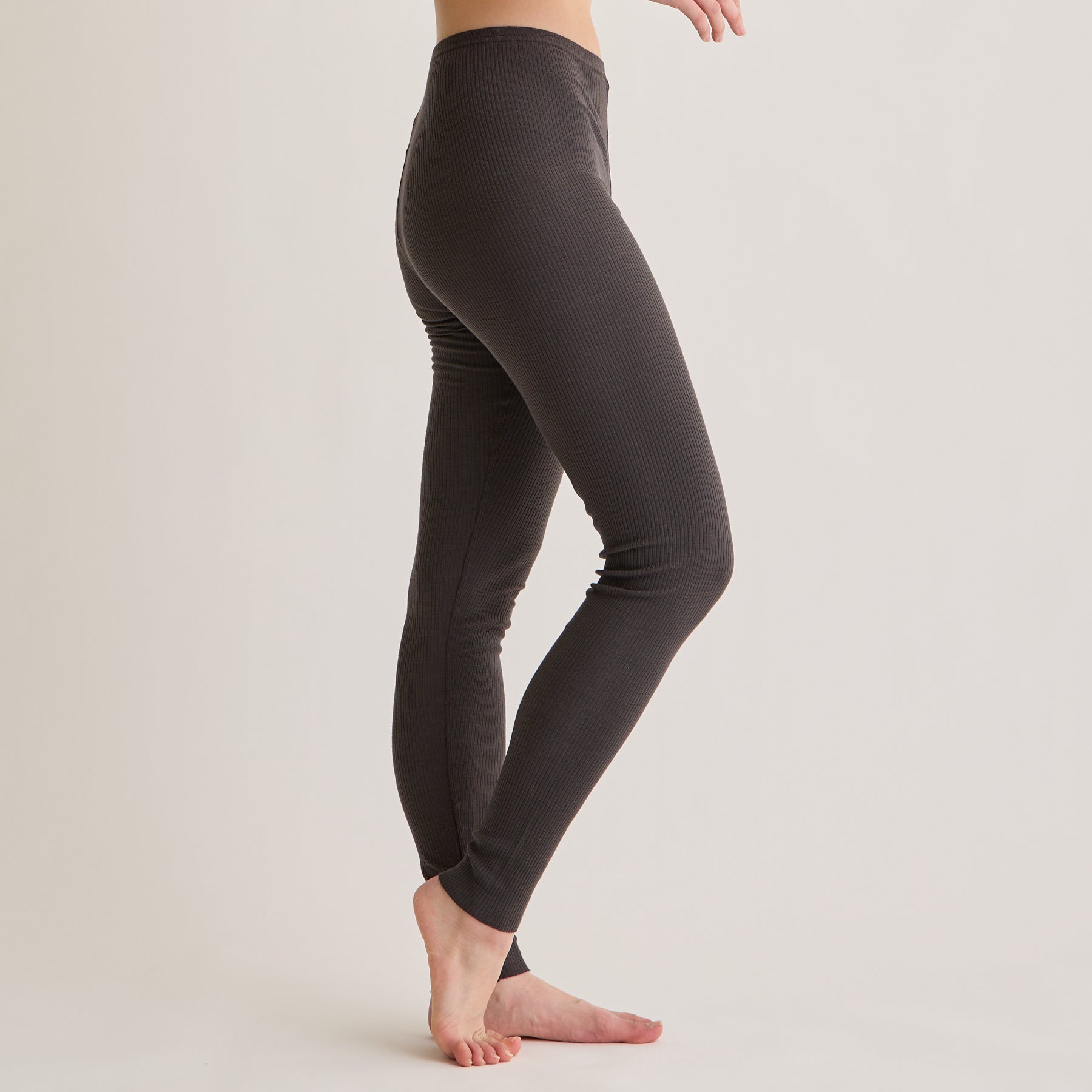 メリノウール100%リブ レギンス, チャコールブラウンのモデル着用画像(横)