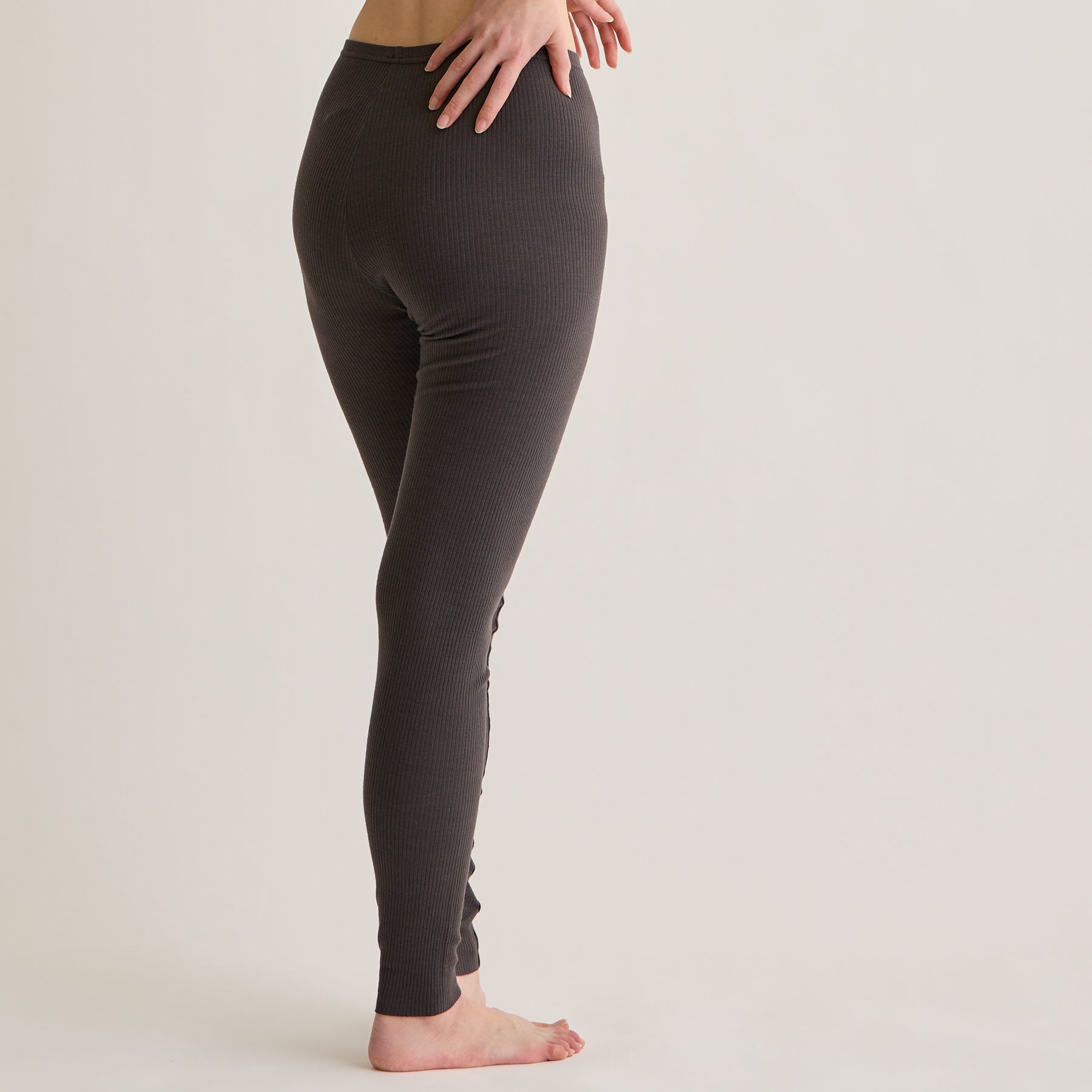 メリノウール100%リブ レギンス, チャコールブラウンのモデル着用画像(斜め後)