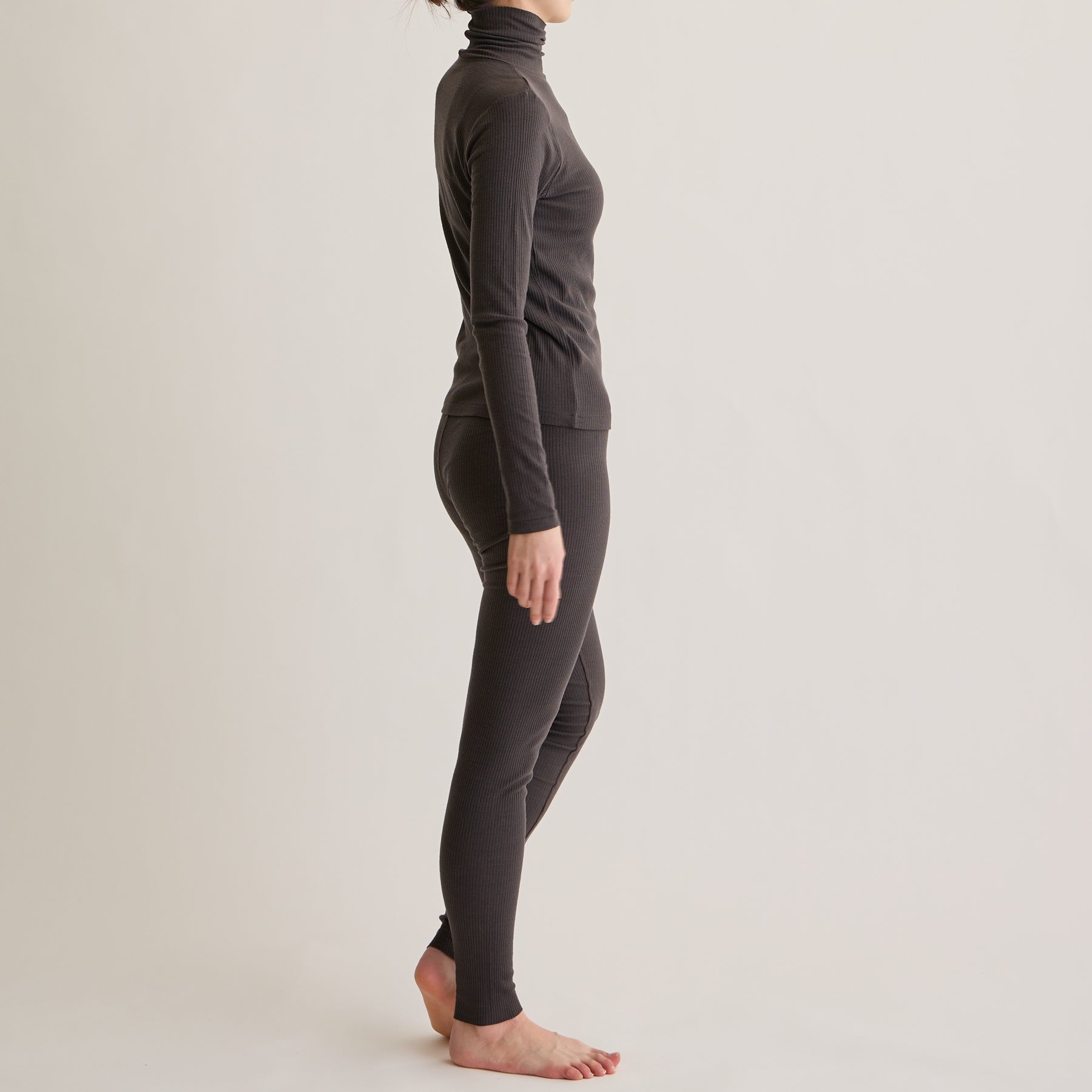 メリノウール100%リブ レギンスとタートルネックトップ, チャコールブラウンのモデル着用画像(横)
