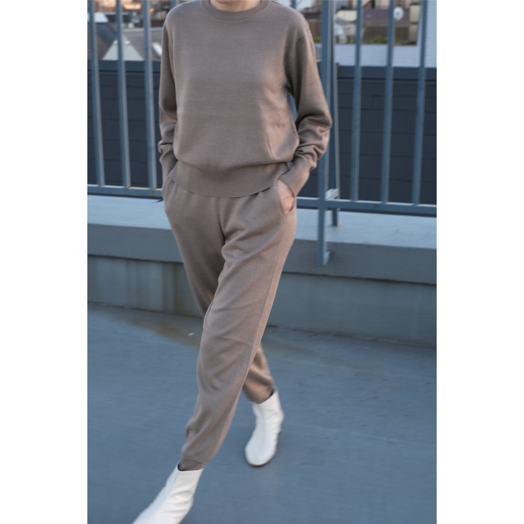 起毛シルクニット クルーネックプルオーバーとリラックスパンツ, グレージュの着用イメージ(斜め前)