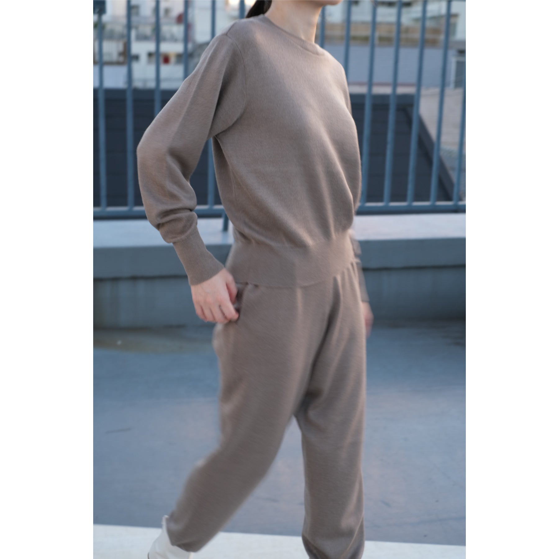 起毛シルクニット クルーネックプルオーバーとリラックスパンツ, グレージュの着用イメージ(斜め前)