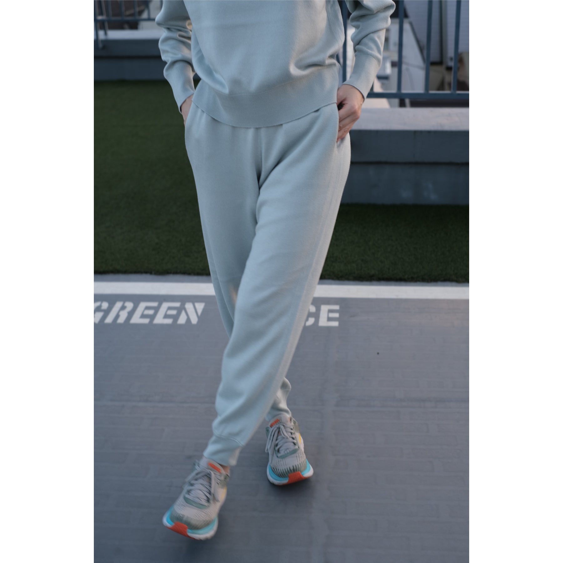 起毛シルクニット リラックスパンツ, アイスの着用イメージ(前)