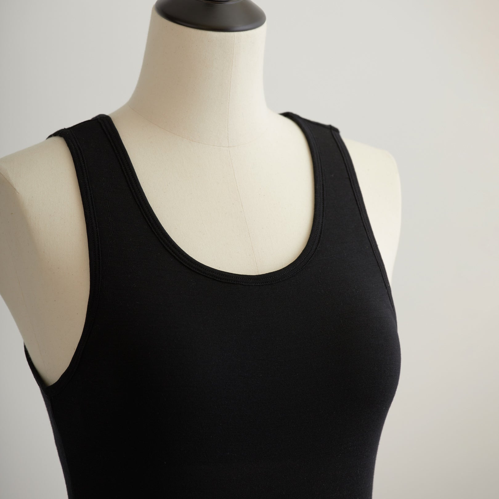 シルク100%タンクトップ, カップ付き, ブラック(斜め前)