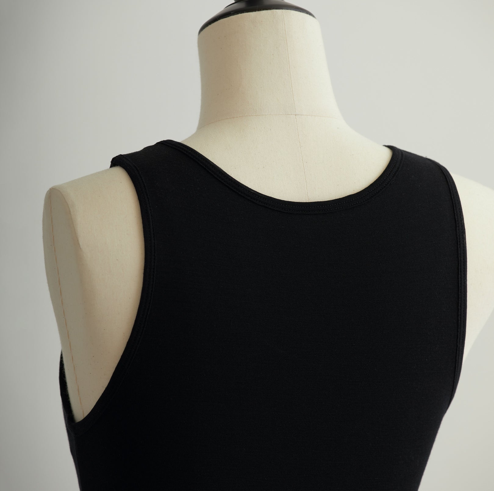 シルク100%タンクトップ, カップ付き, ブラック(斜め後)