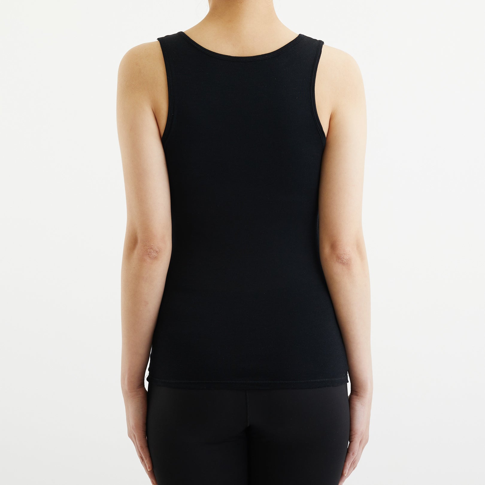 シルク100%タンクトップ, カップ付き, ブラックのモデル着用(後)