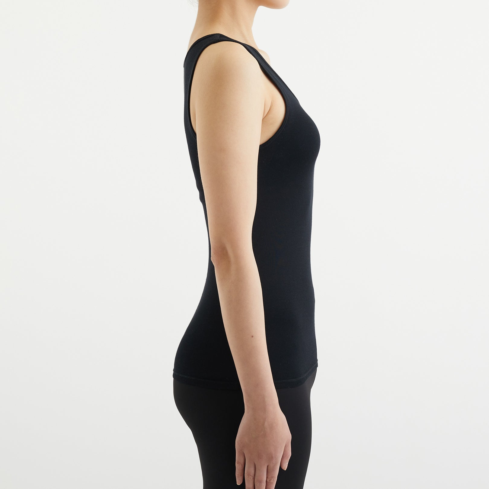 シルク100%タンクトップ, カップ付き, ブラックのモデル着用(横)