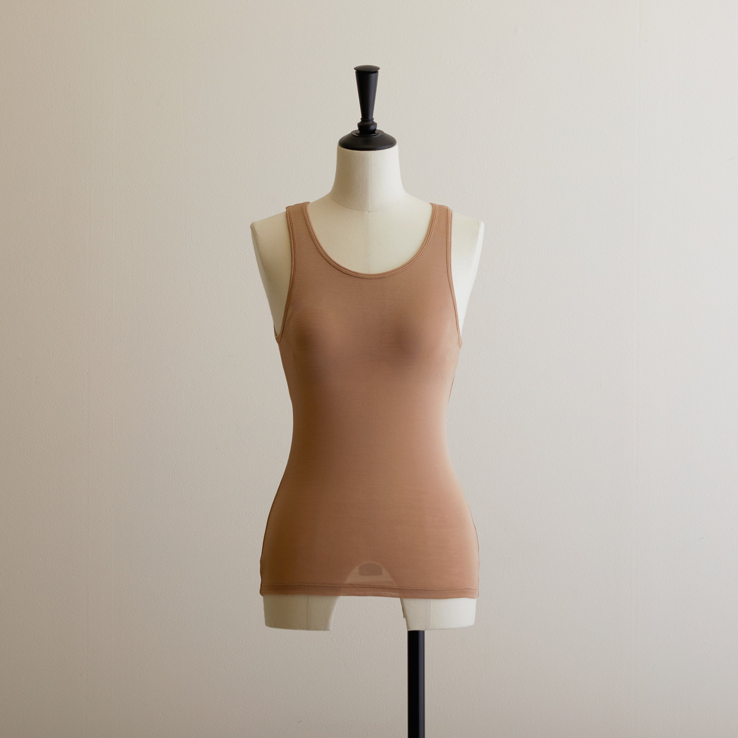 シルク100%タンクトップ, カップ付き, キャメル(前)