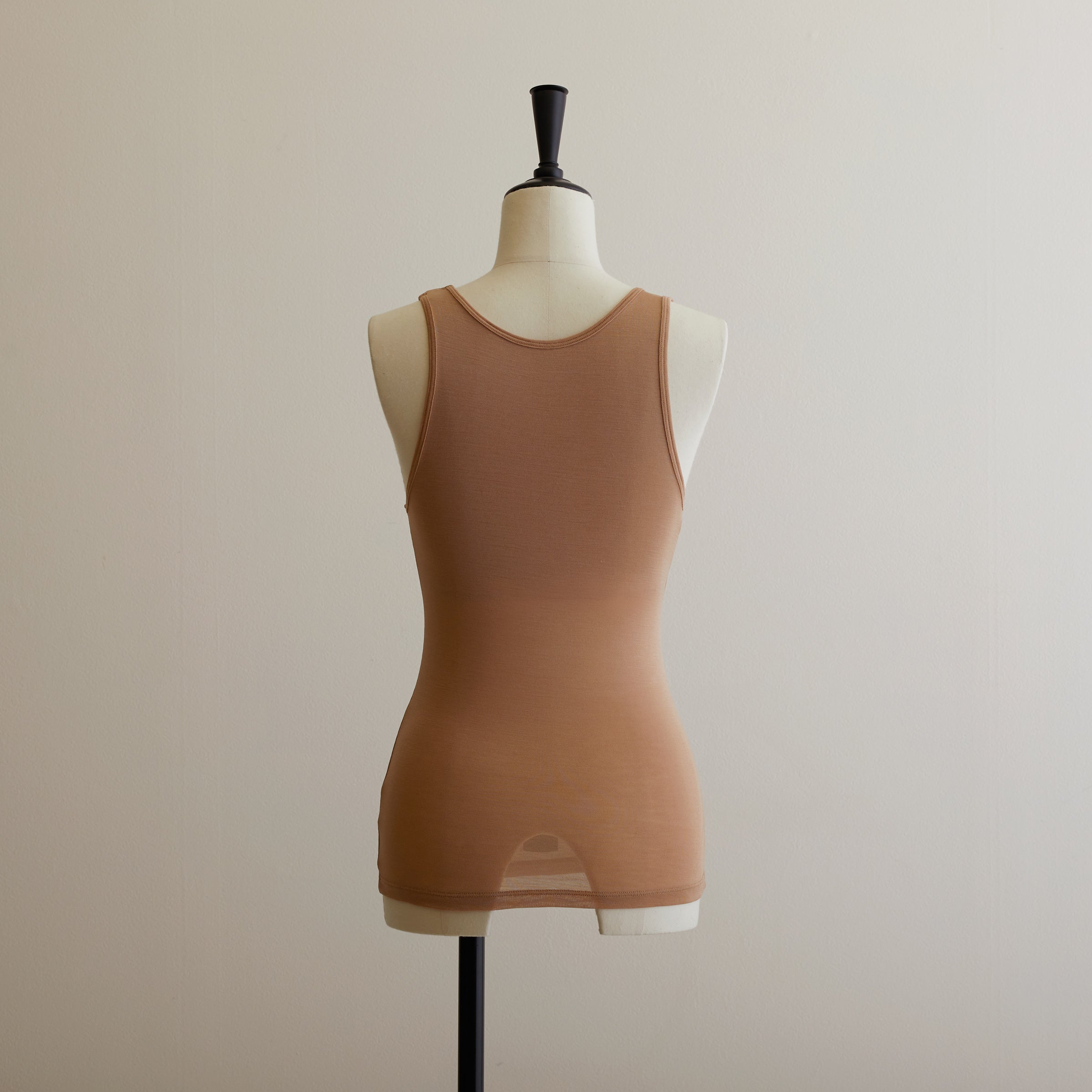 シルク100%タンクトップ, カップ付き, キャメル(後)