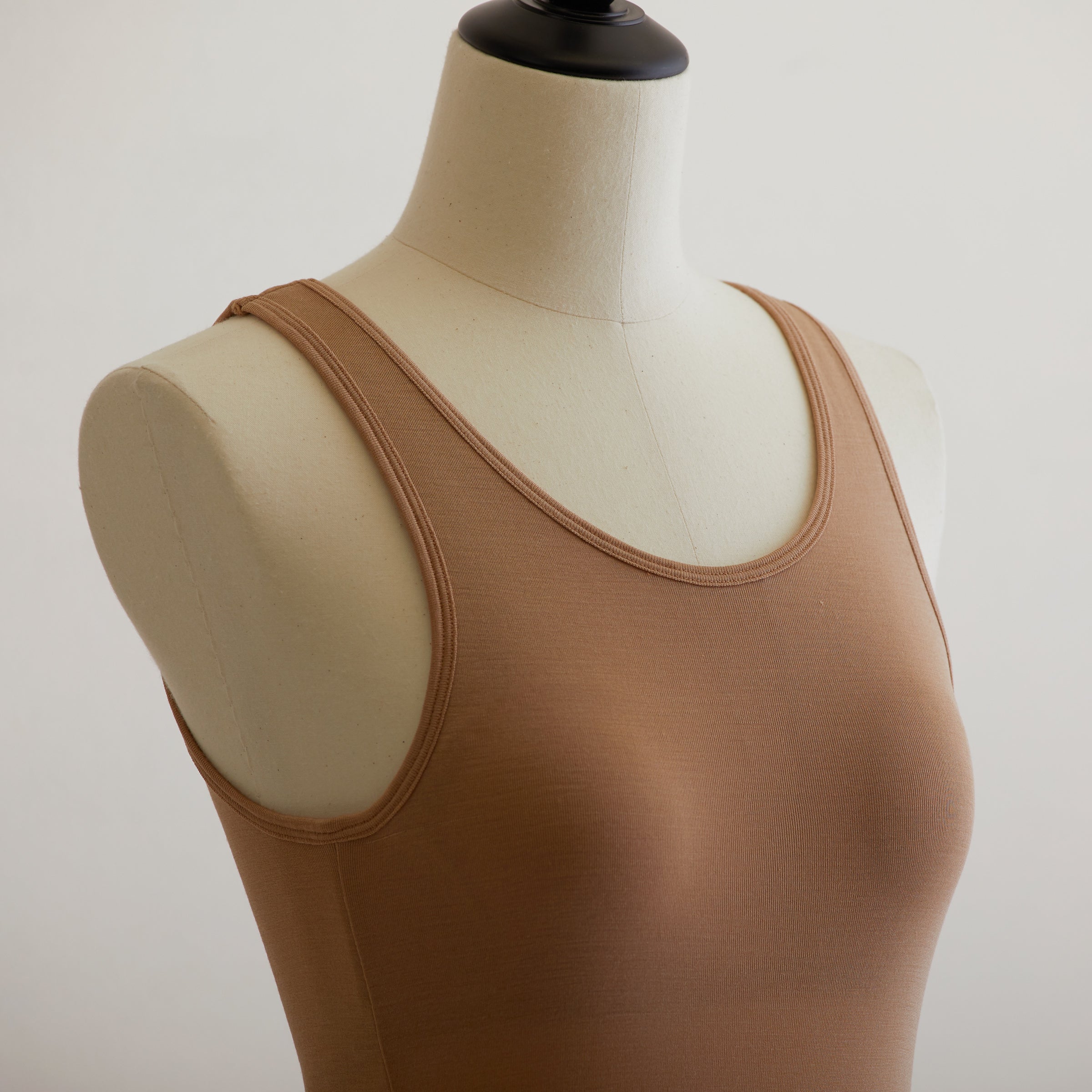 シルク100%タンクトップ, カップ付き, キャメル(斜め前)