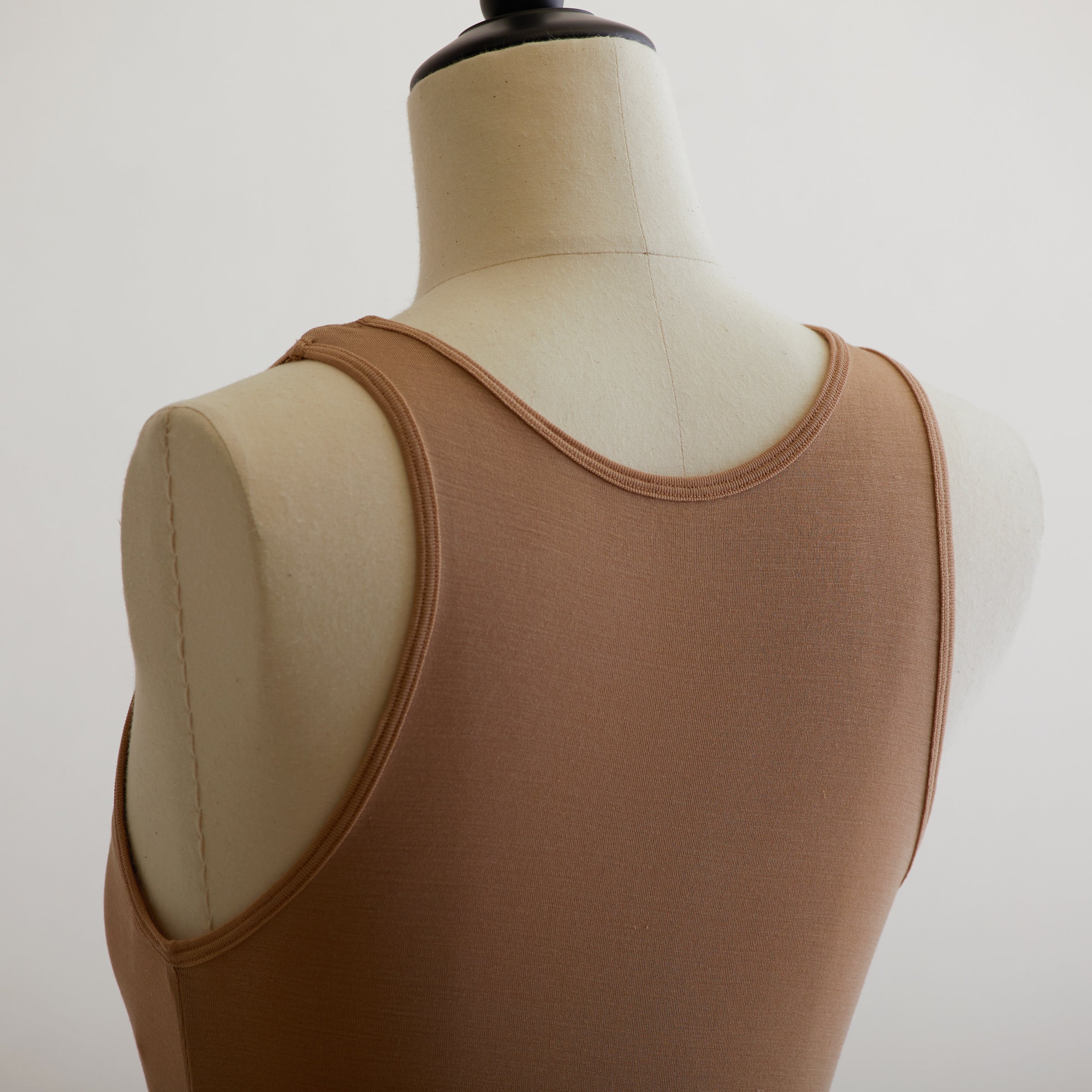 シルク100%タンクトップ, カップ付き, キャメル(斜め後)