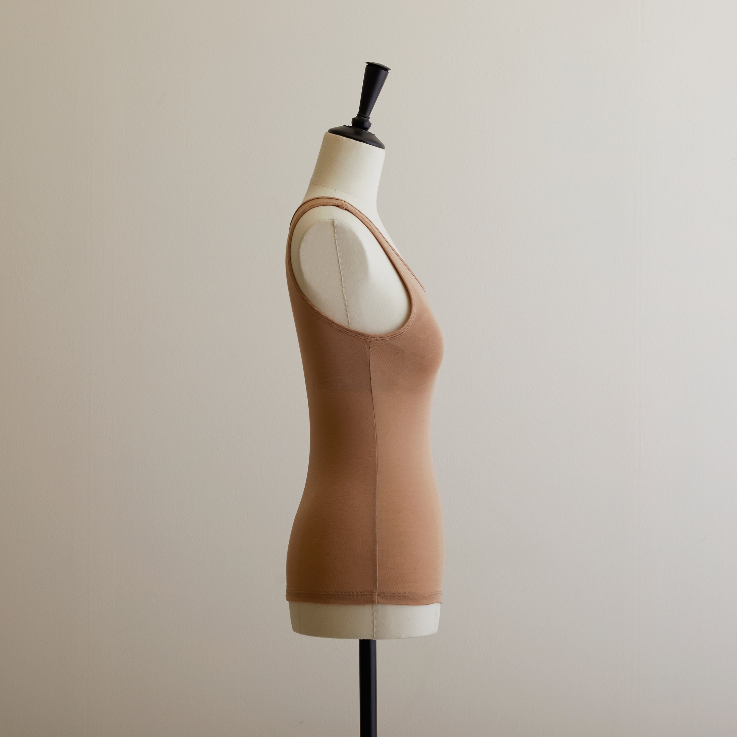 シルク100%タンクトップ, カップ付き, キャメル(横)