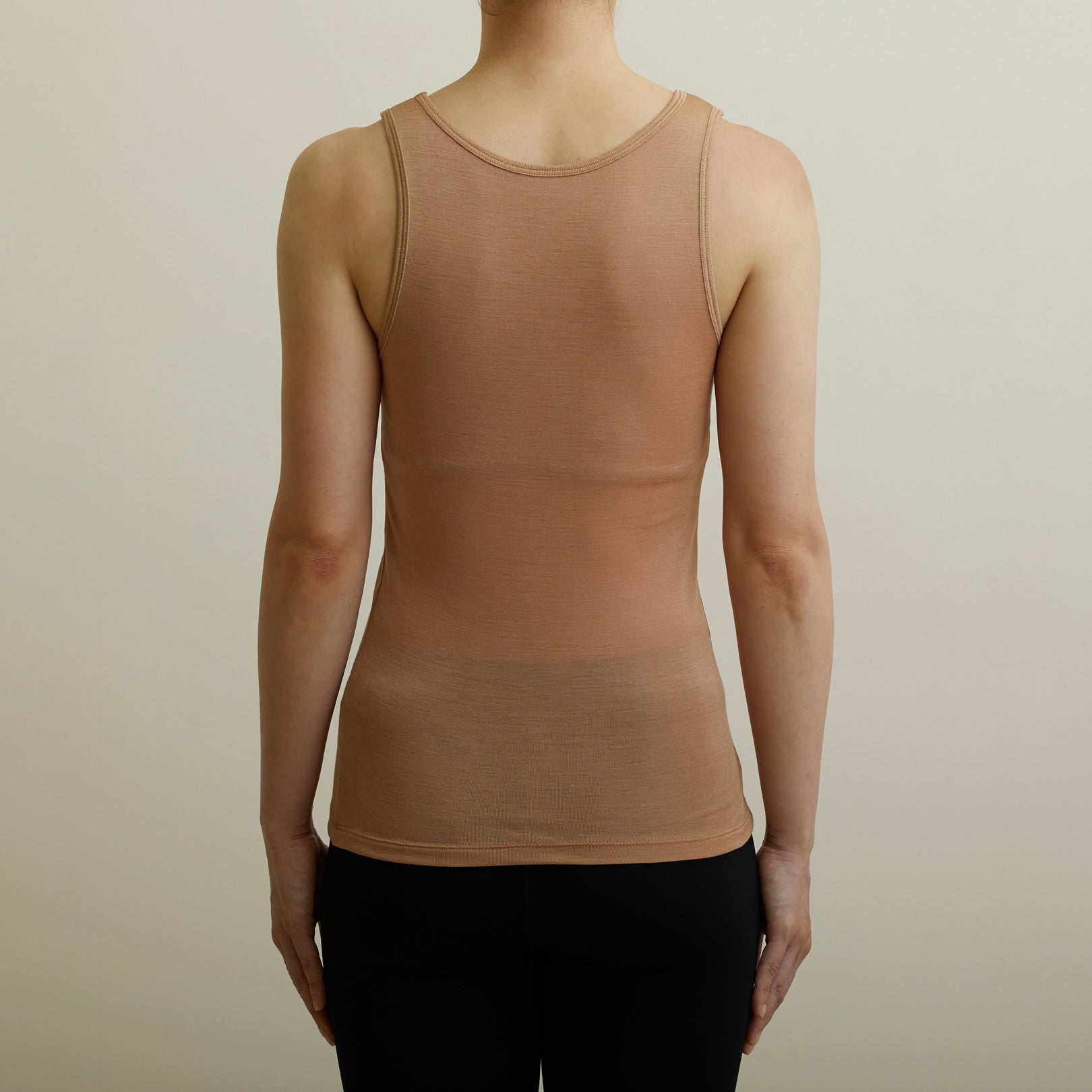 シルク100%タンクトップ, カップ付き, キャメルのモデル着用(後)