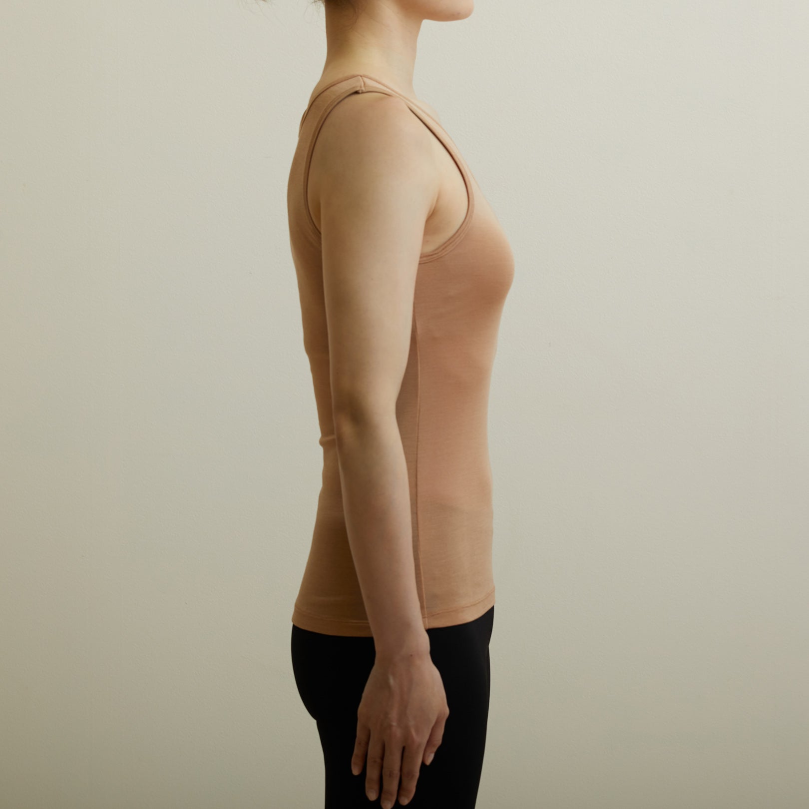 シルク100%タンクトップ, カップ付き, キャメルのモデル着用(横)