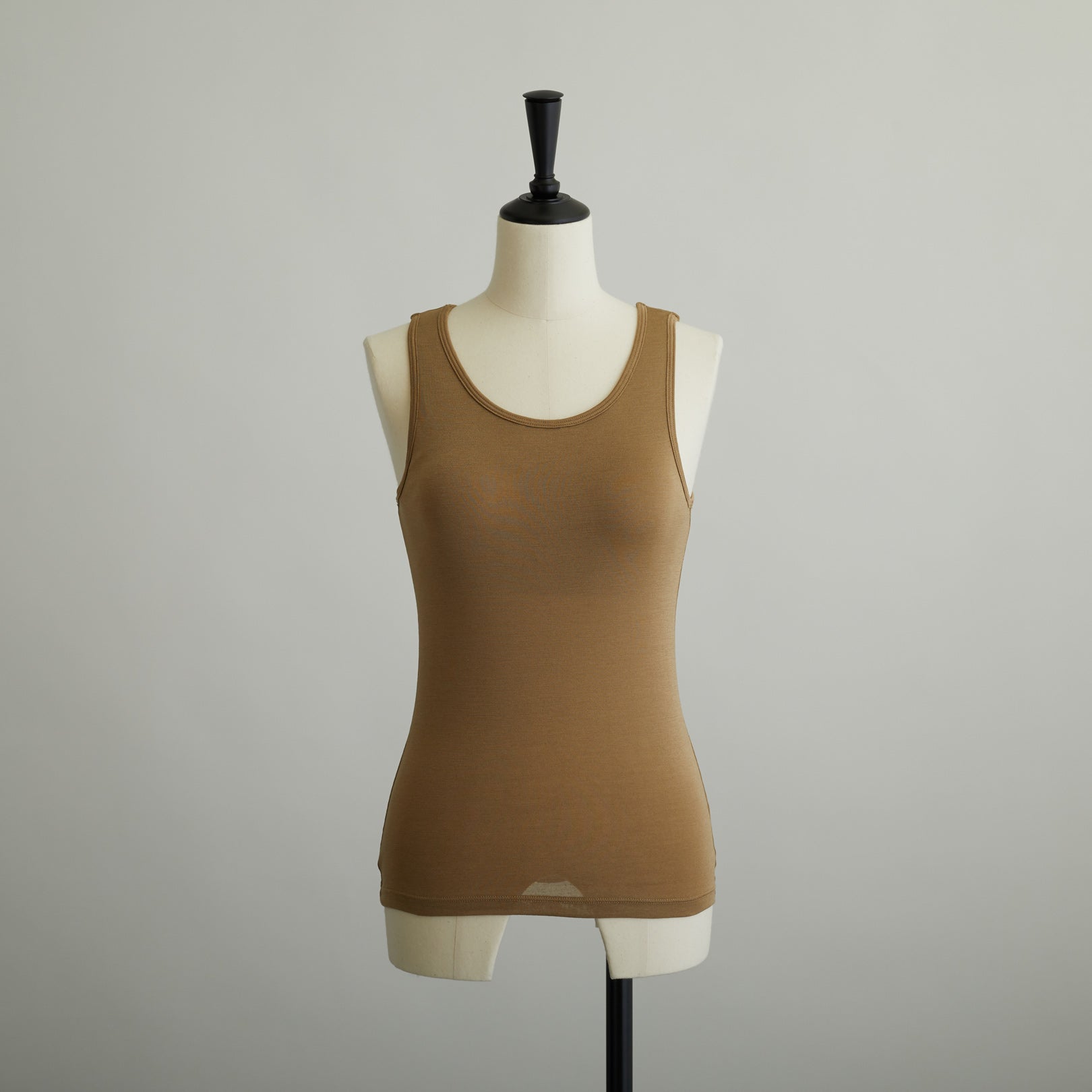 シルク100%タンクトップ, カップ付き, ゴールド(前)