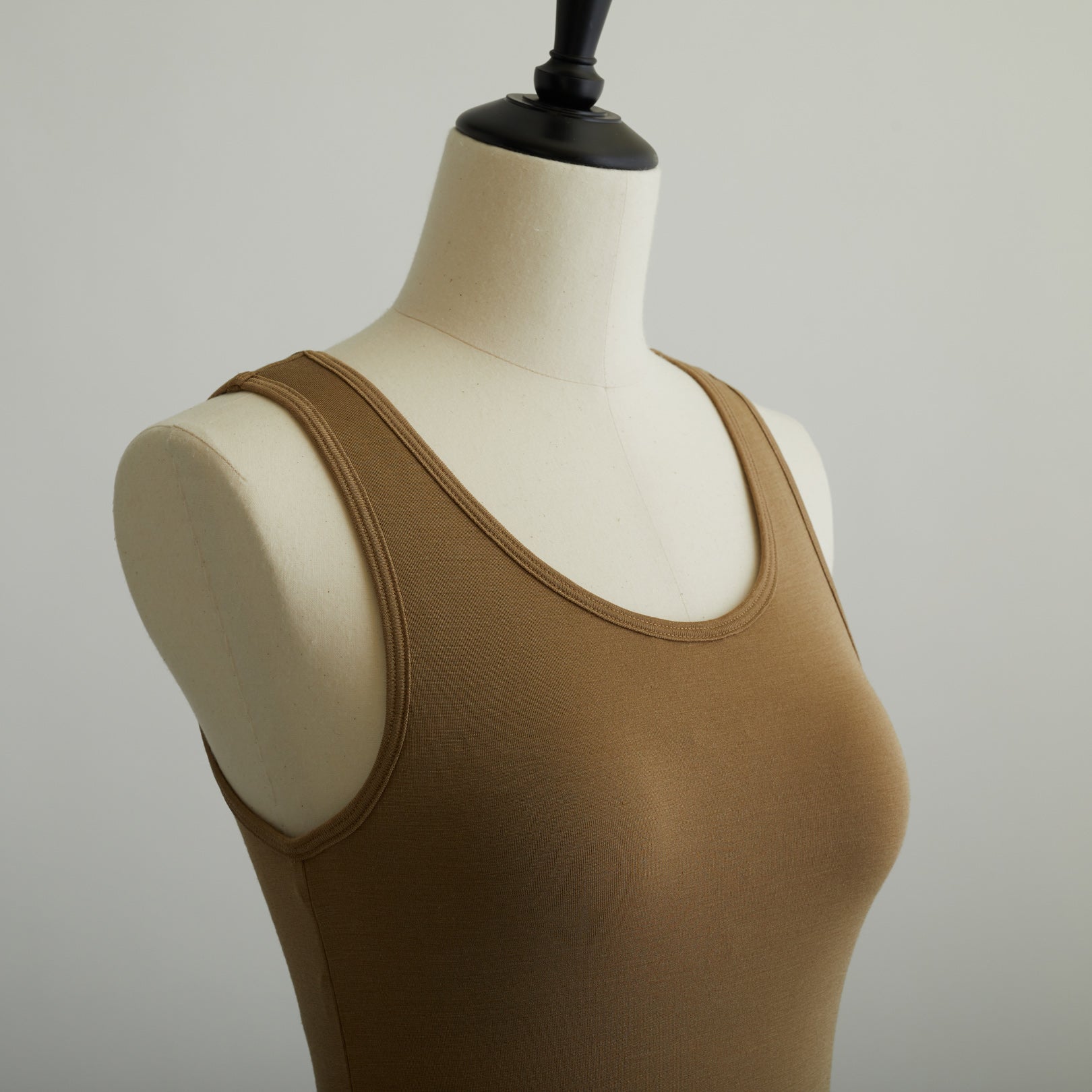 シルク100%タンクトップ, カップ付き, ゴールド(斜め前)