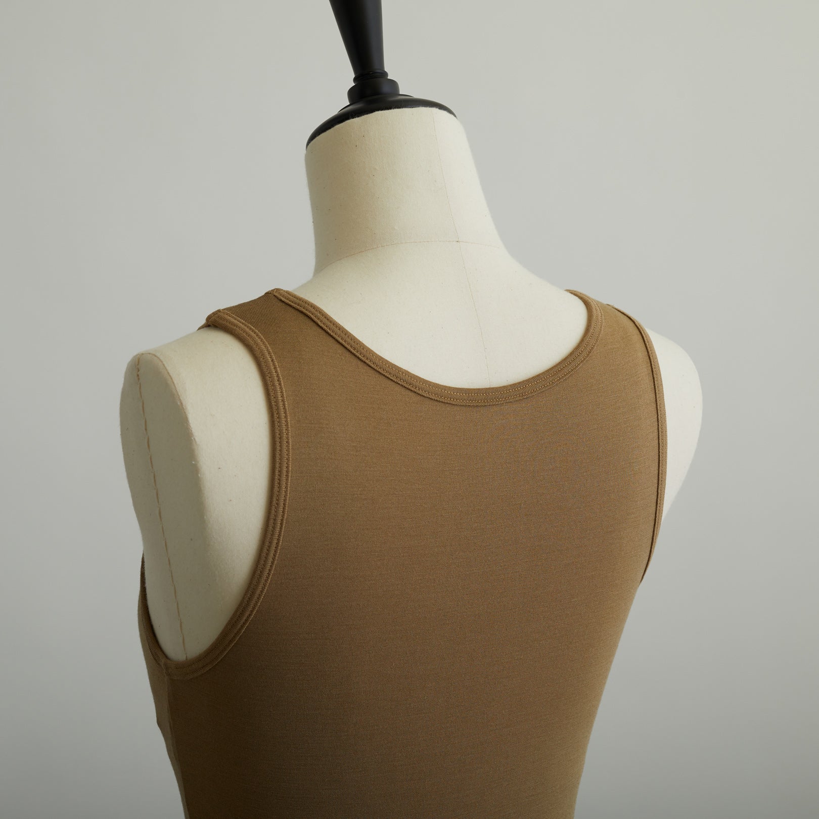 シルク100%タンクトップ, カップ付き, ゴールド(斜め後)