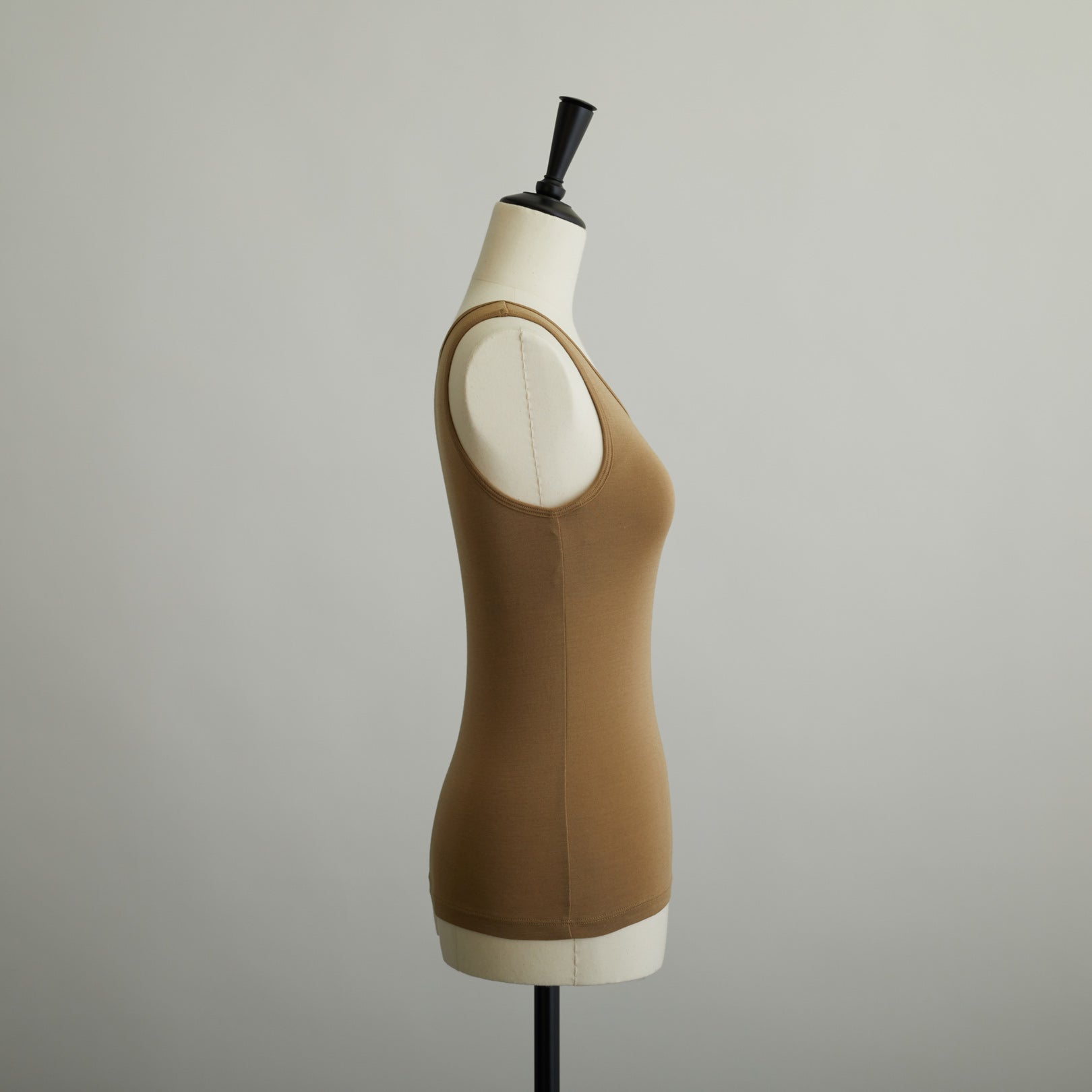 シルク100%タンクトップ, カップ付き, ゴールド(横)