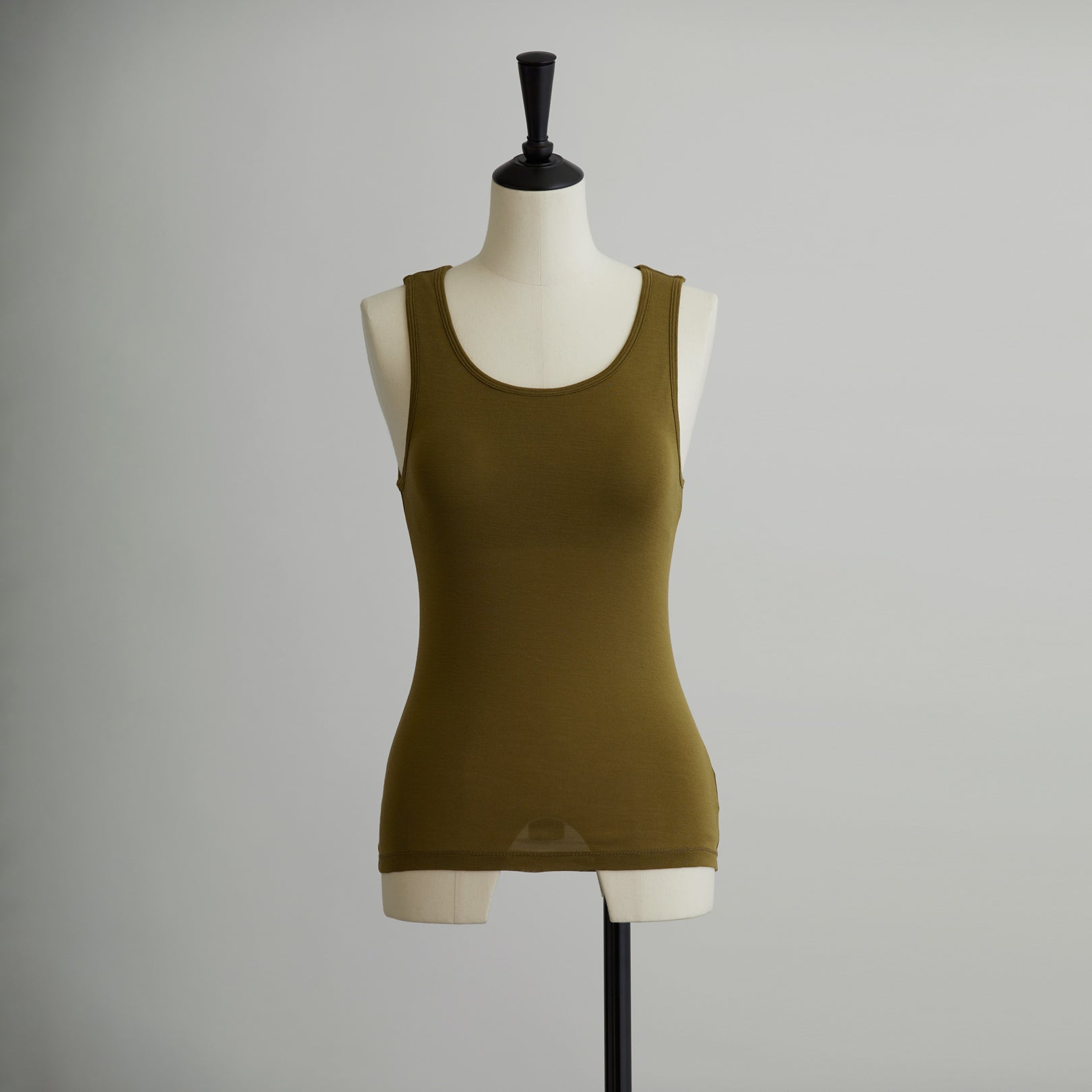 シルク100%タンクトップ, カップ付き, オリーブ(前)