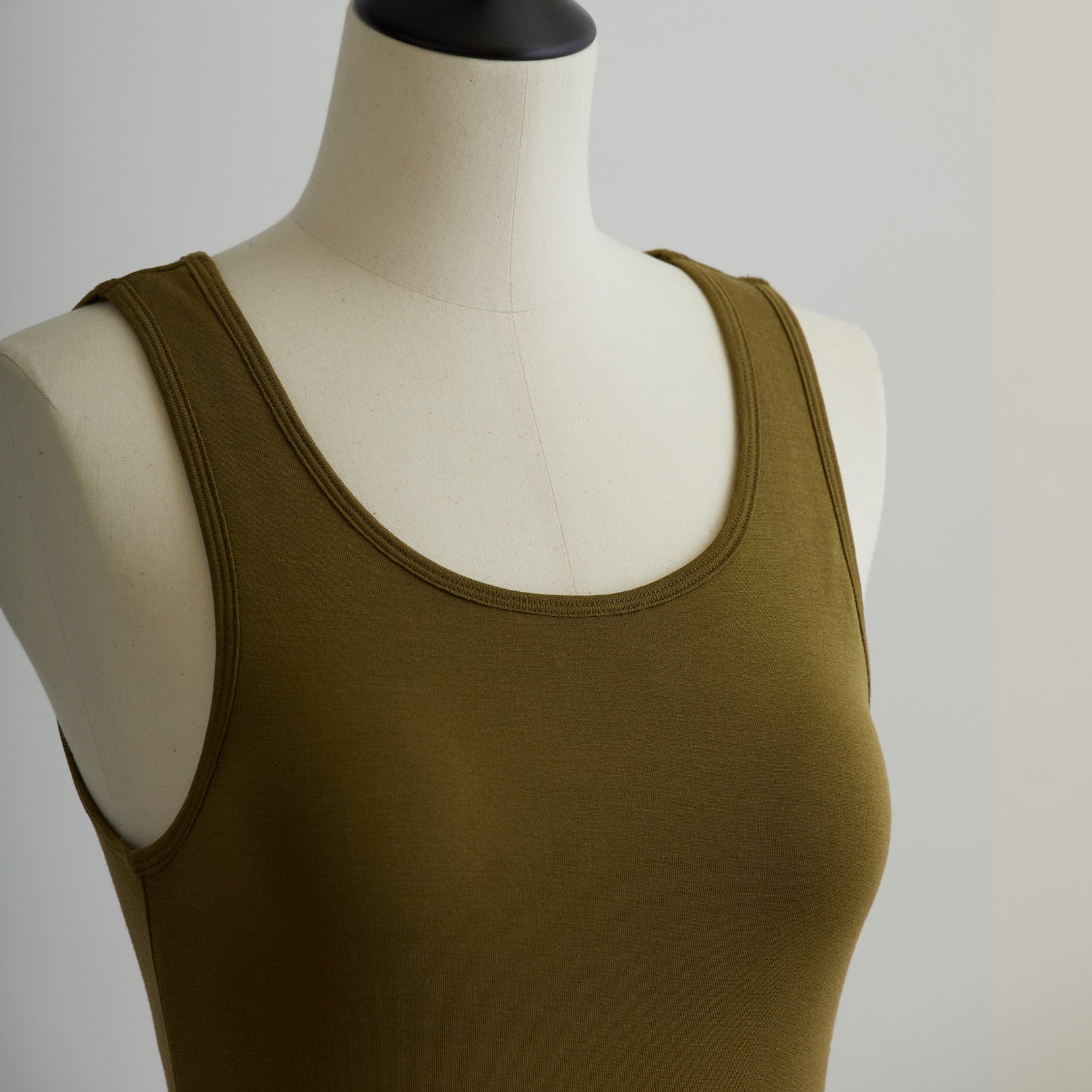 シルク100%タンクトップ, カップ付き, オリーブ(斜め前)