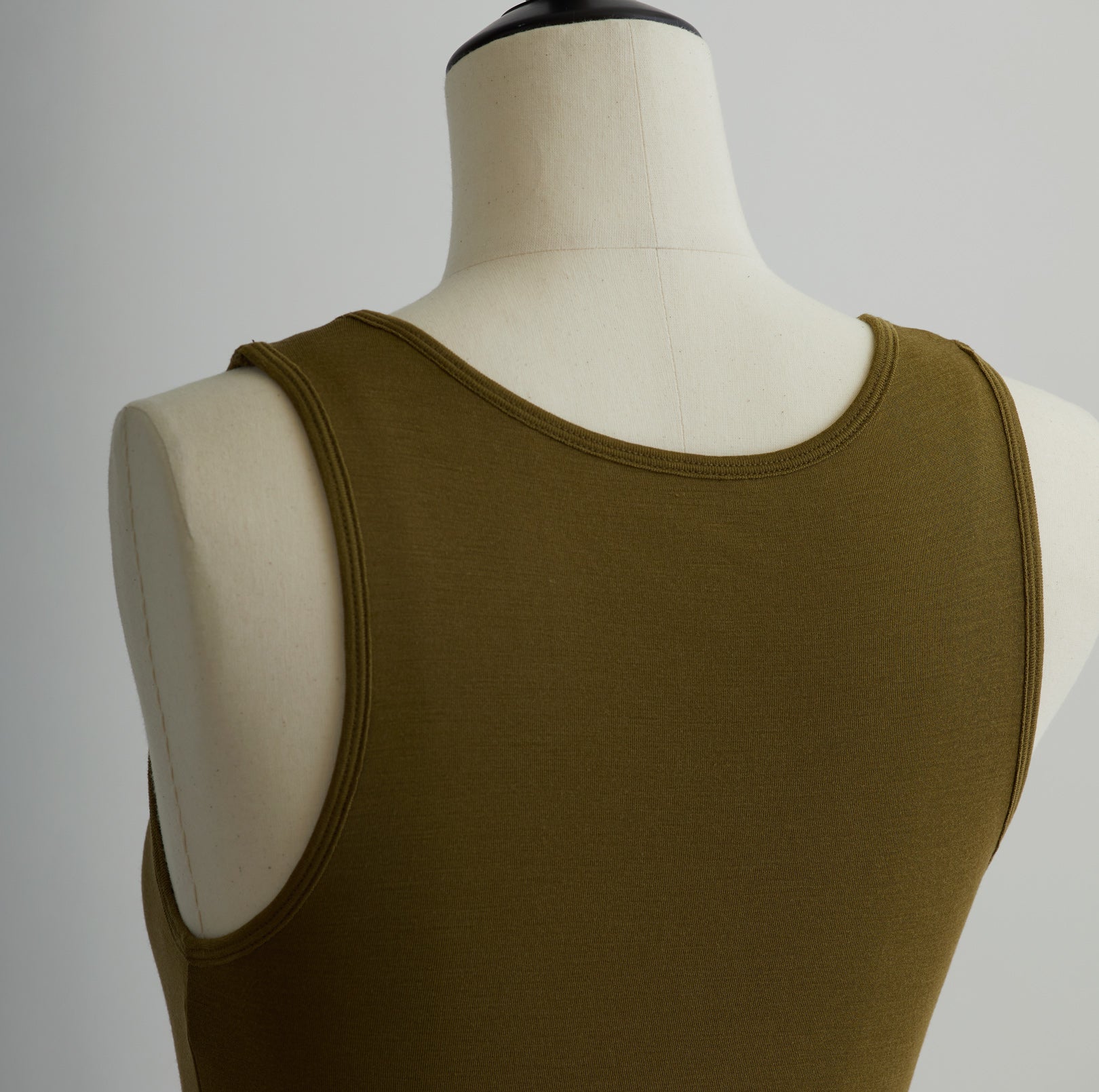 シルク100%タンクトップ, カップ付き, オリーブ(斜め後)