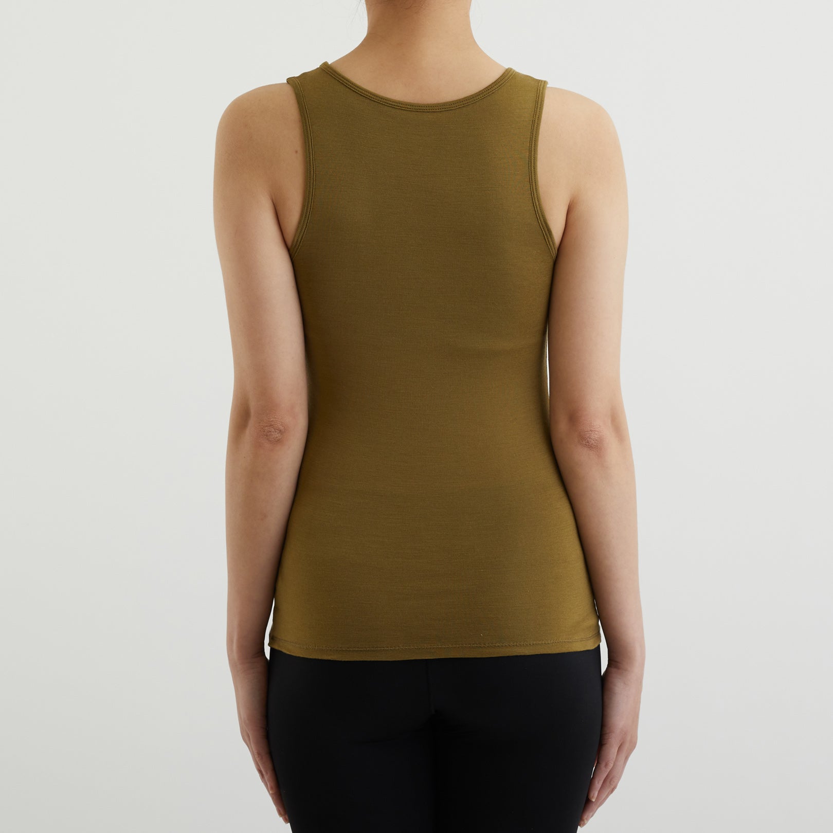 シルク100%タンクトップ, カップ付き, オリーブのモデル着用(後)