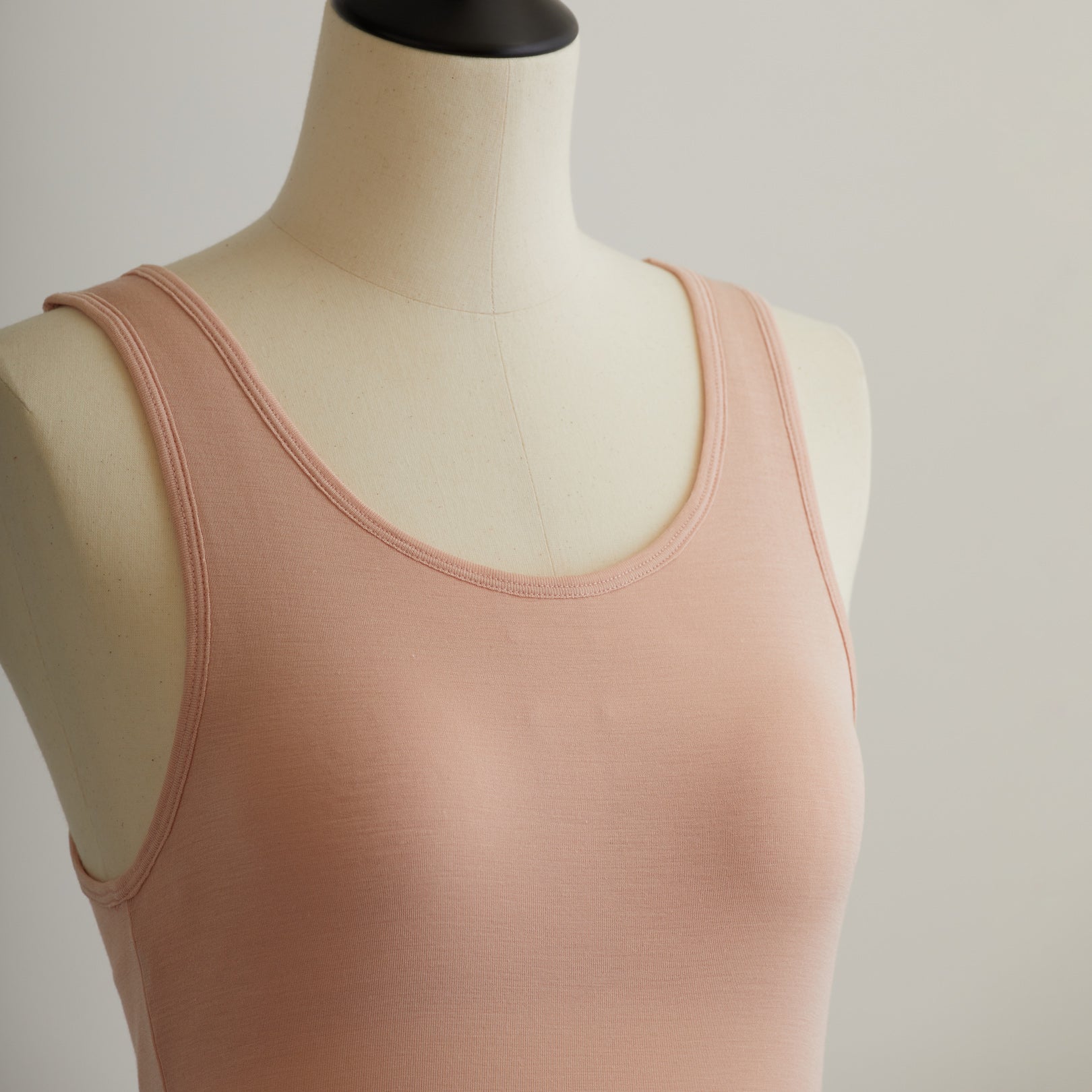 シルク100%タンクトップ, カップ付き, ダスティピンク(斜め前)