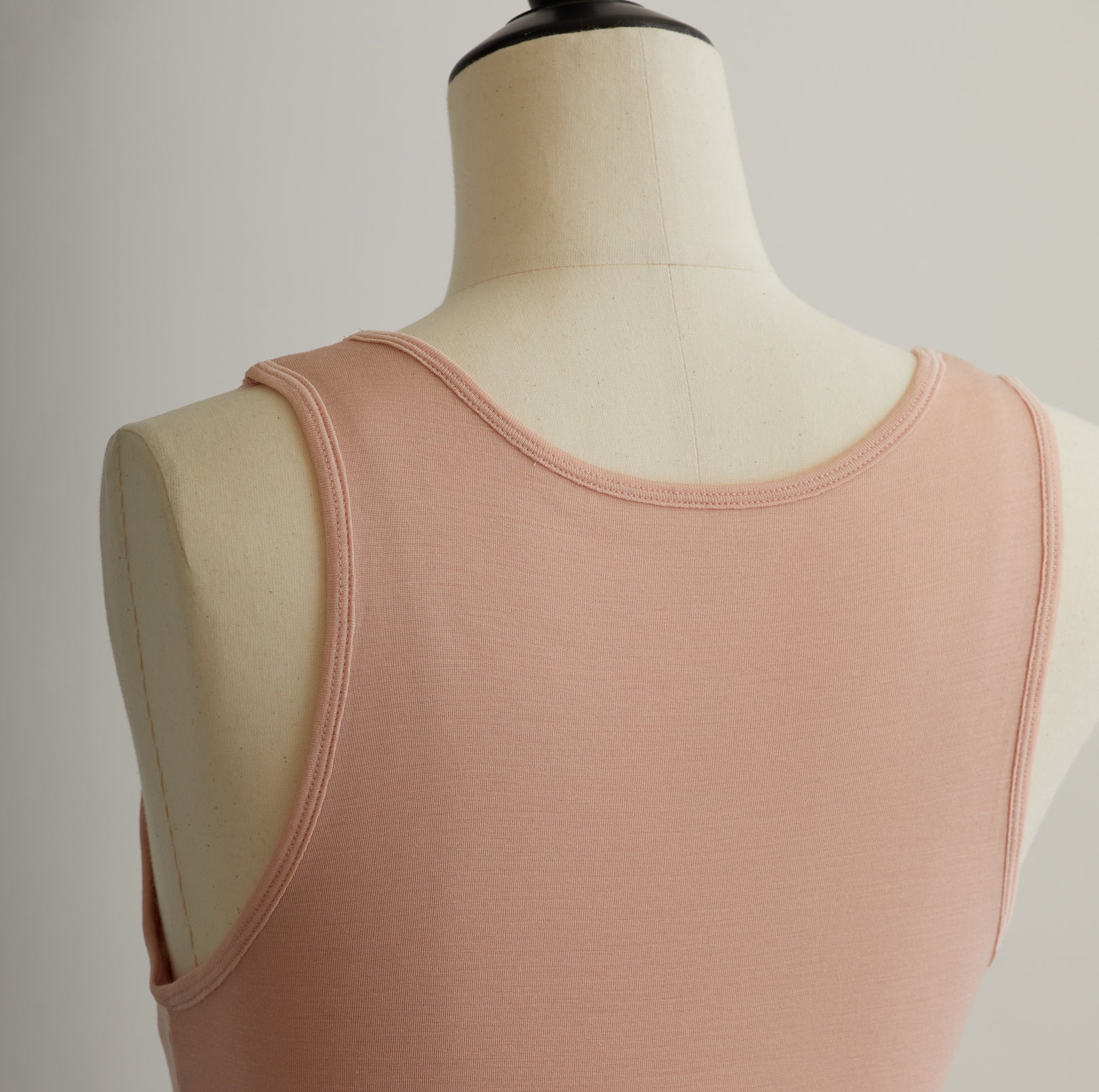 シルク100%タンクトップ, カップ付き, ダスティピンク(斜め後)