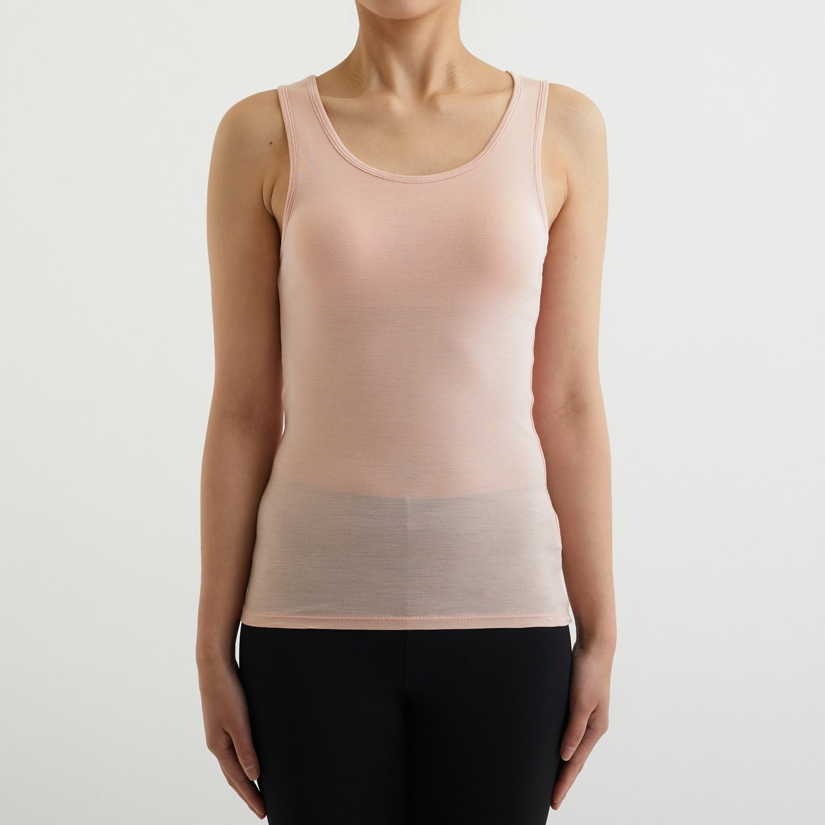 シルク100%タンクトップ, カップ付き, ダスティピンクのモデル着用(前)