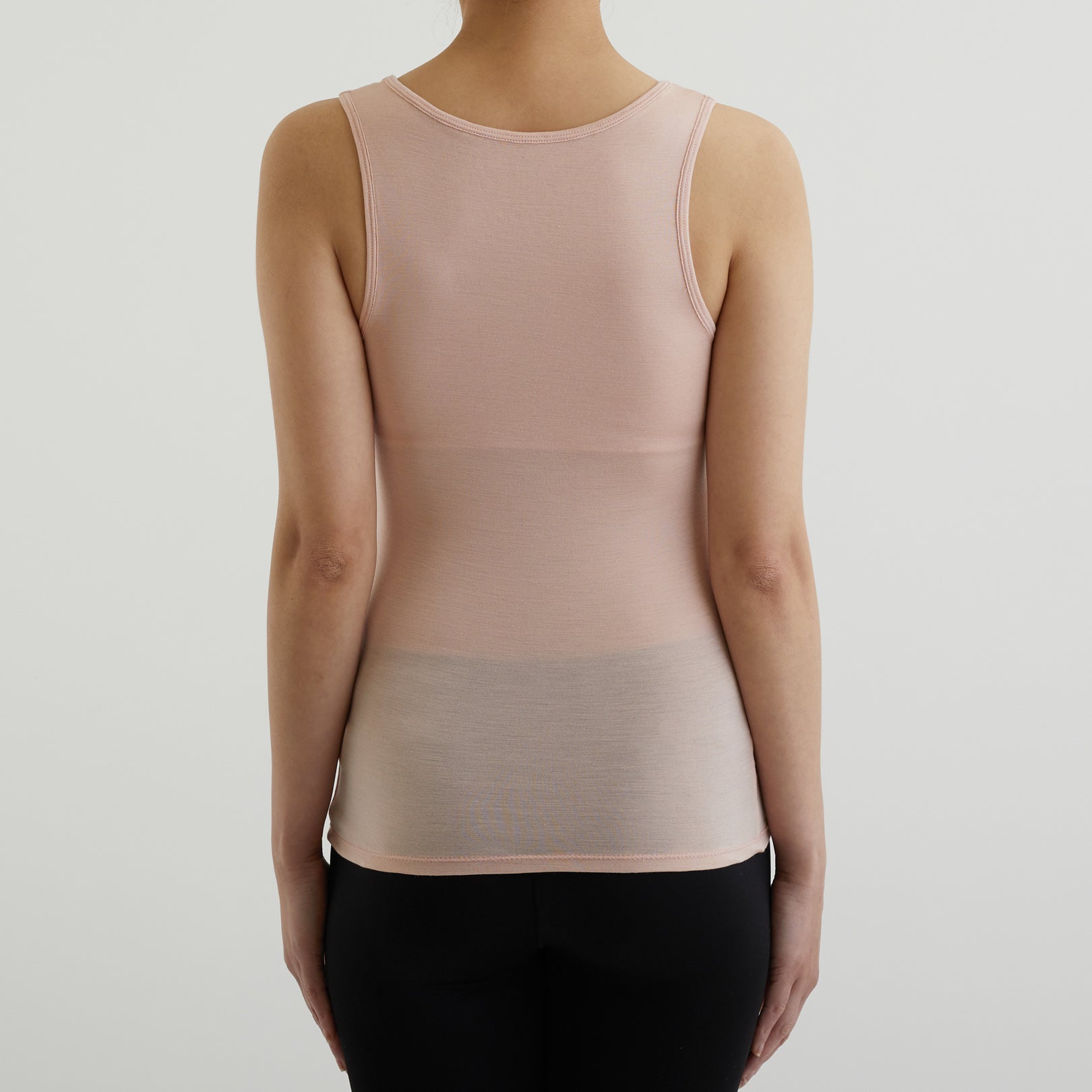 シルク100%タンクトップ, カップ付き, ダスティピンクのモデル着用(後)