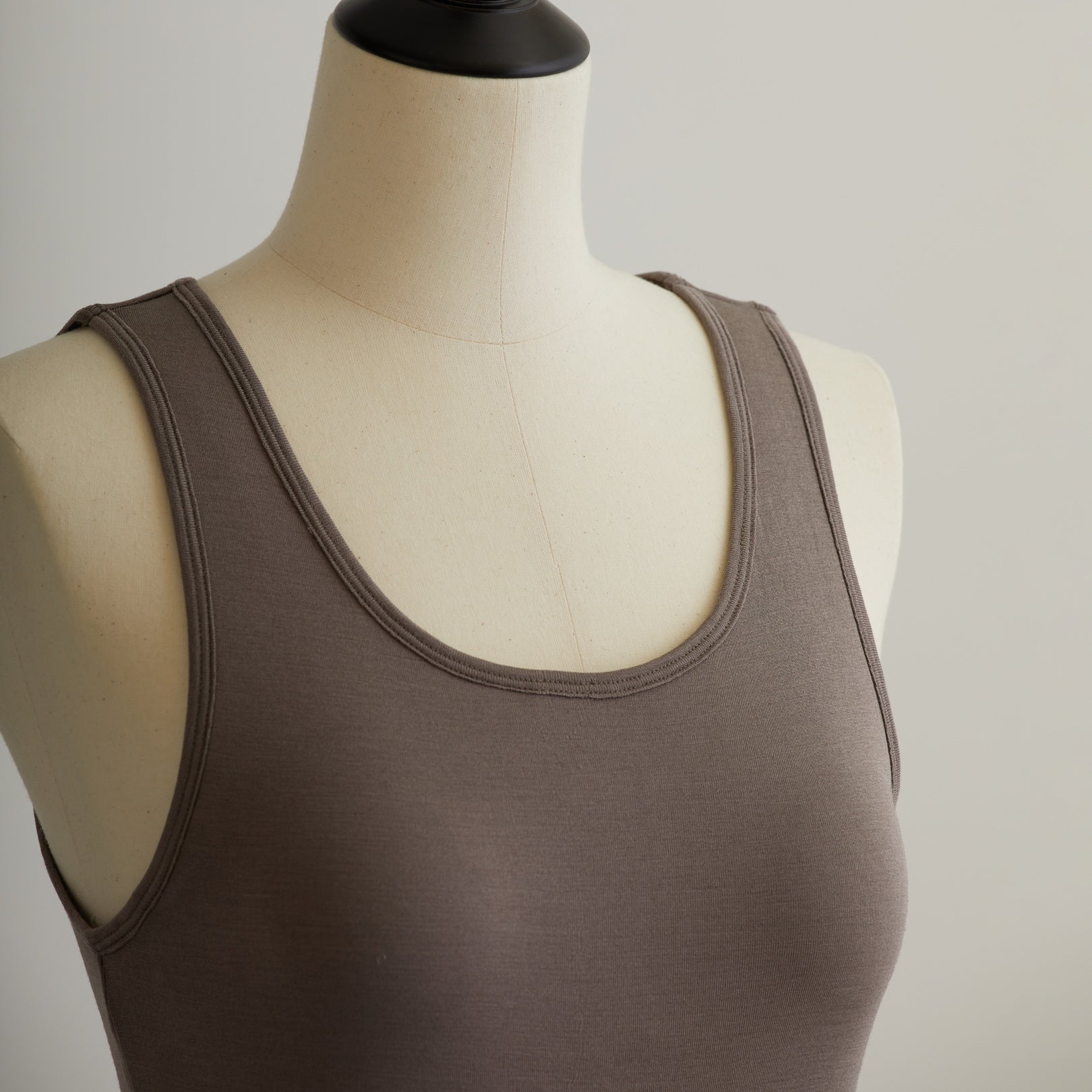 シルク100%タンクトップ, カップ付き, トープ(斜め前)