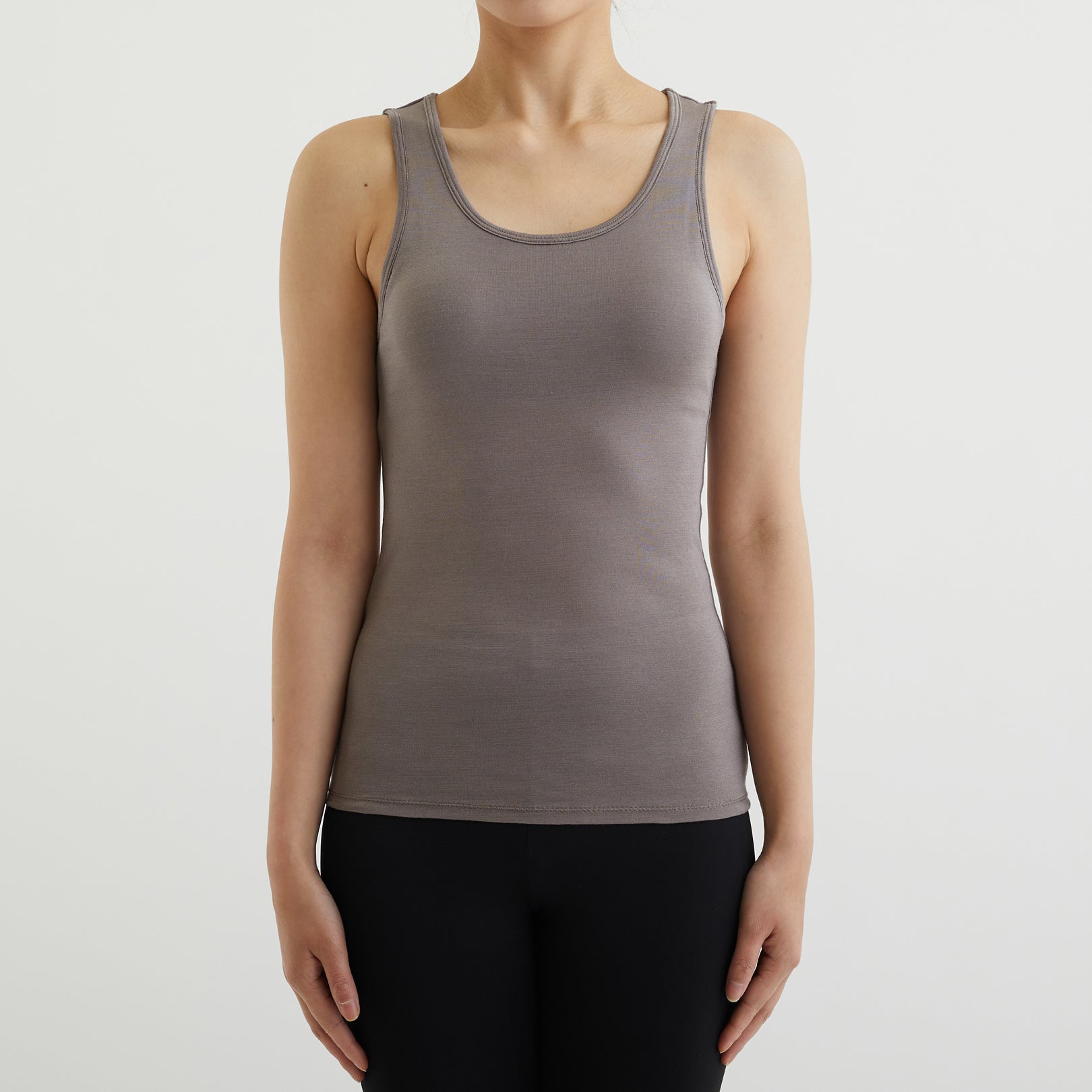 シルク100%タンクトップ, カップ付き, トープのモデル着用(前)