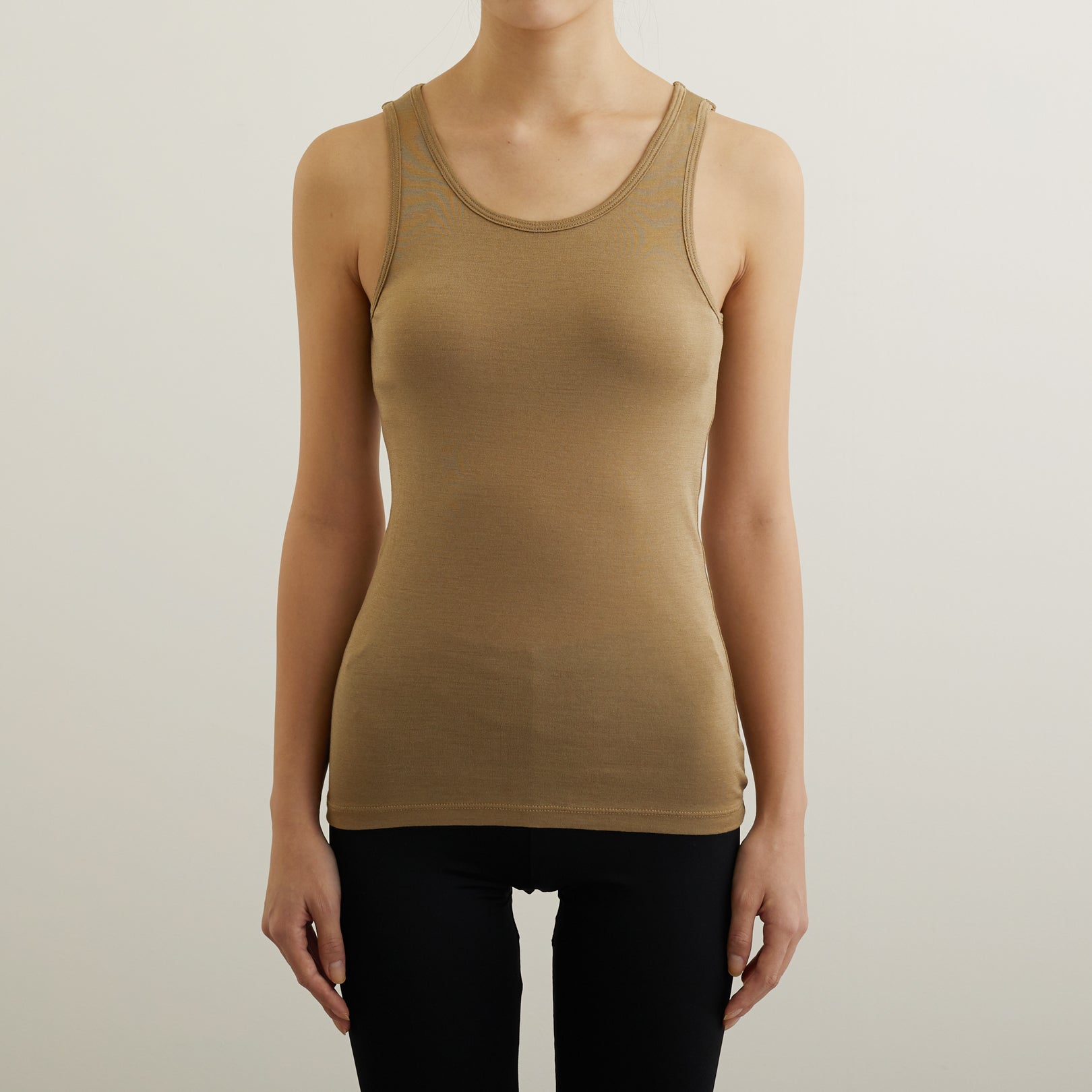 シルク100%タンクトップ, カップ付き, ゴールドのモデル着用(前)