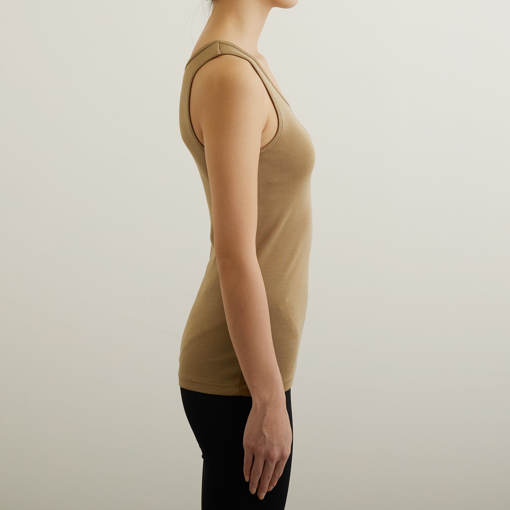 シルク100%タンクトップ, カップ付き, ゴールドのモデル着用(横)