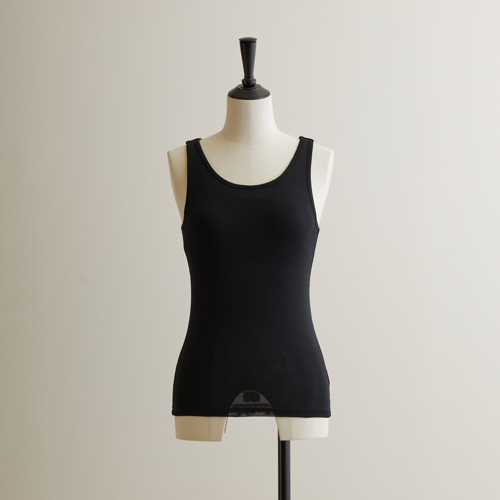 シルク100%タンクトップ, カップ付き, ブラック(前)