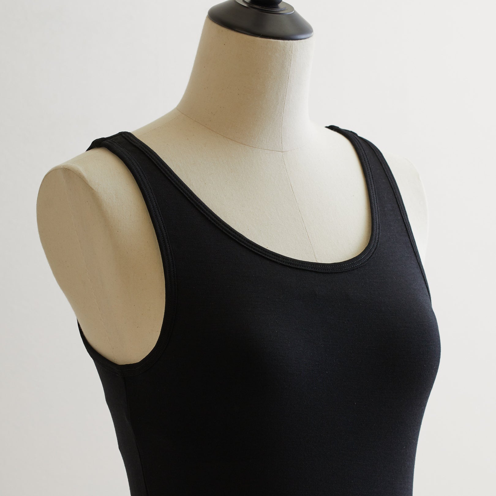 シルク100%タンクトップ, カップ付き, ブラック(斜め前)