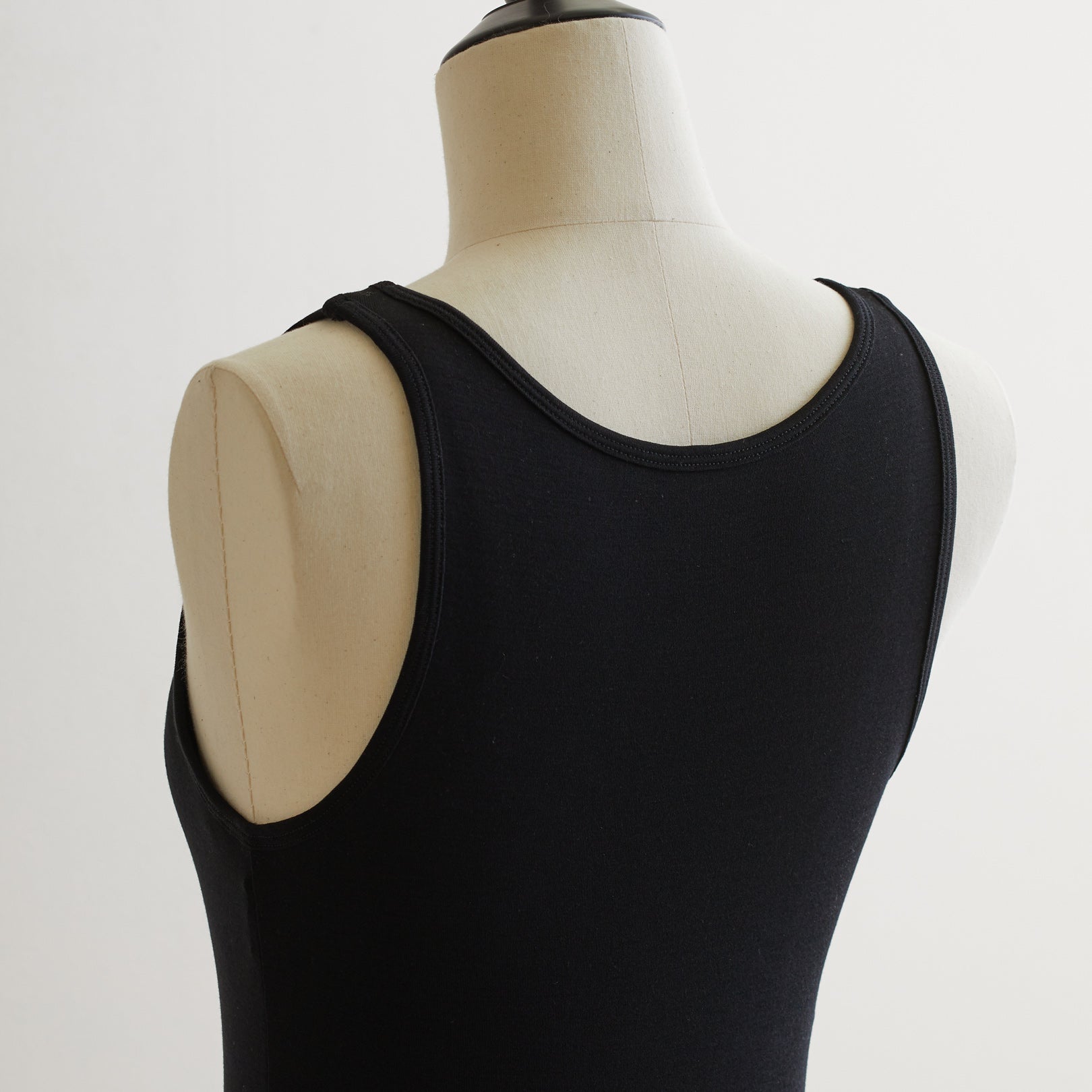 シルク100%タンクトップ, カップ付き, ブラック(斜め後)