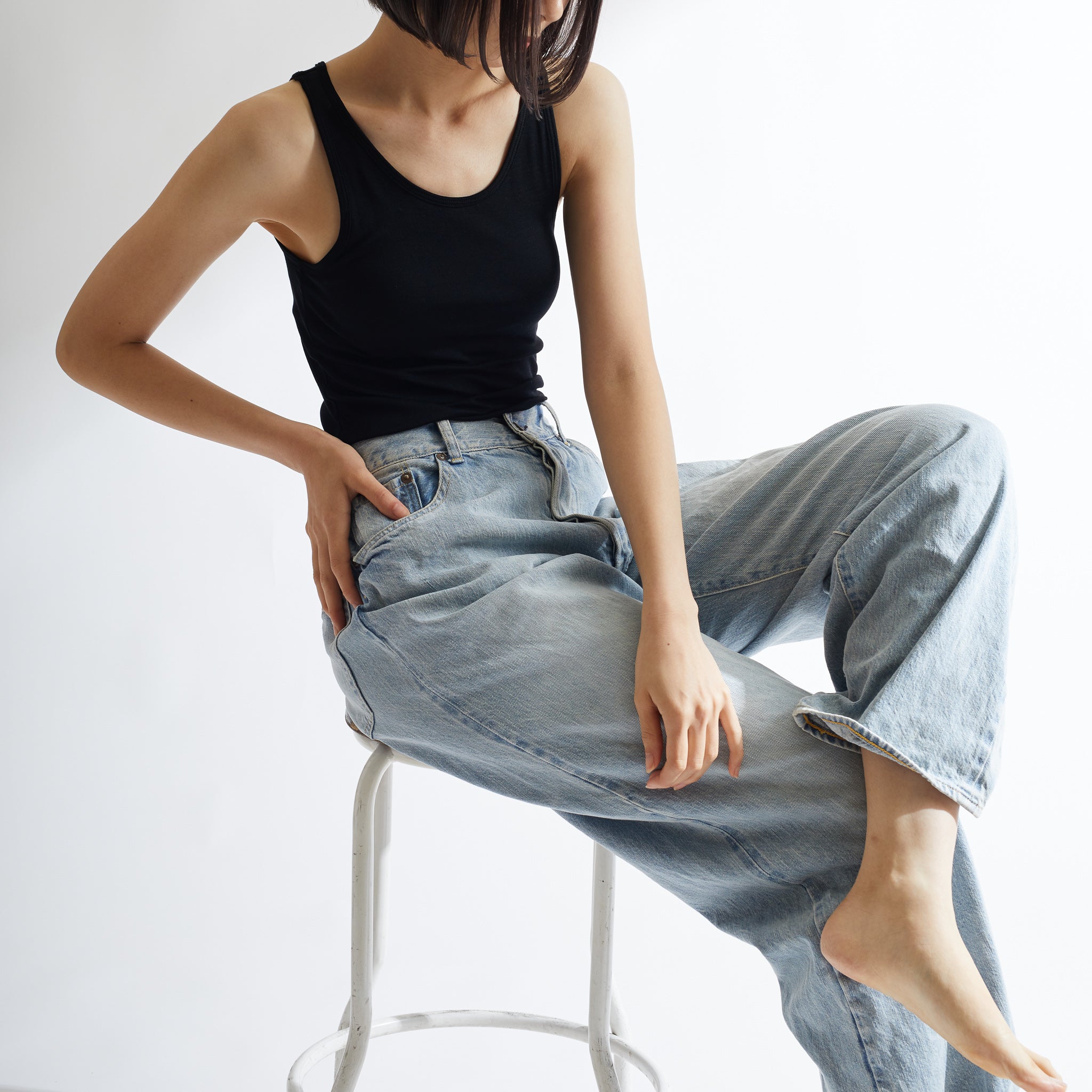 シルク100%タンクトップ, カップ付き, ブラックの着用イメージ(斜め前)