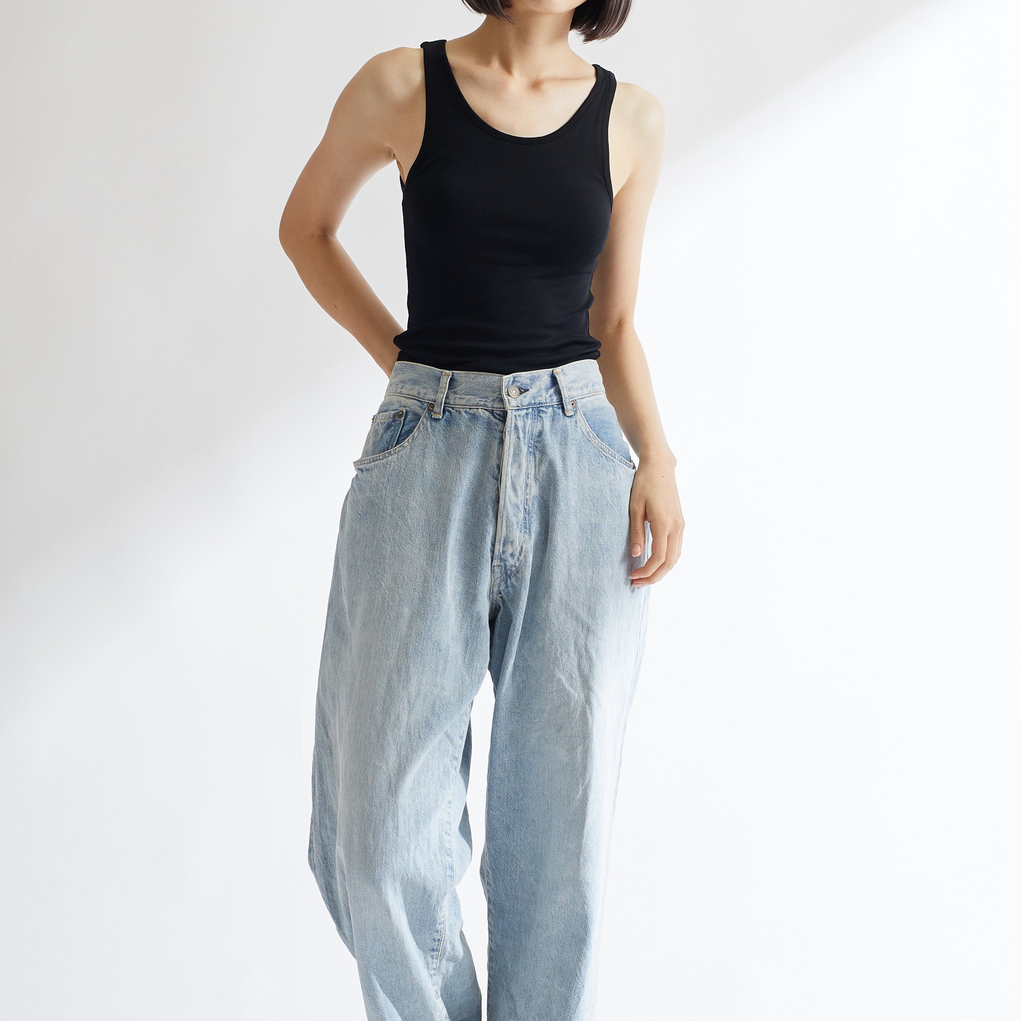 シルク100%タンクトップ, カップ付き, ブラックの着用イメージ(前2)